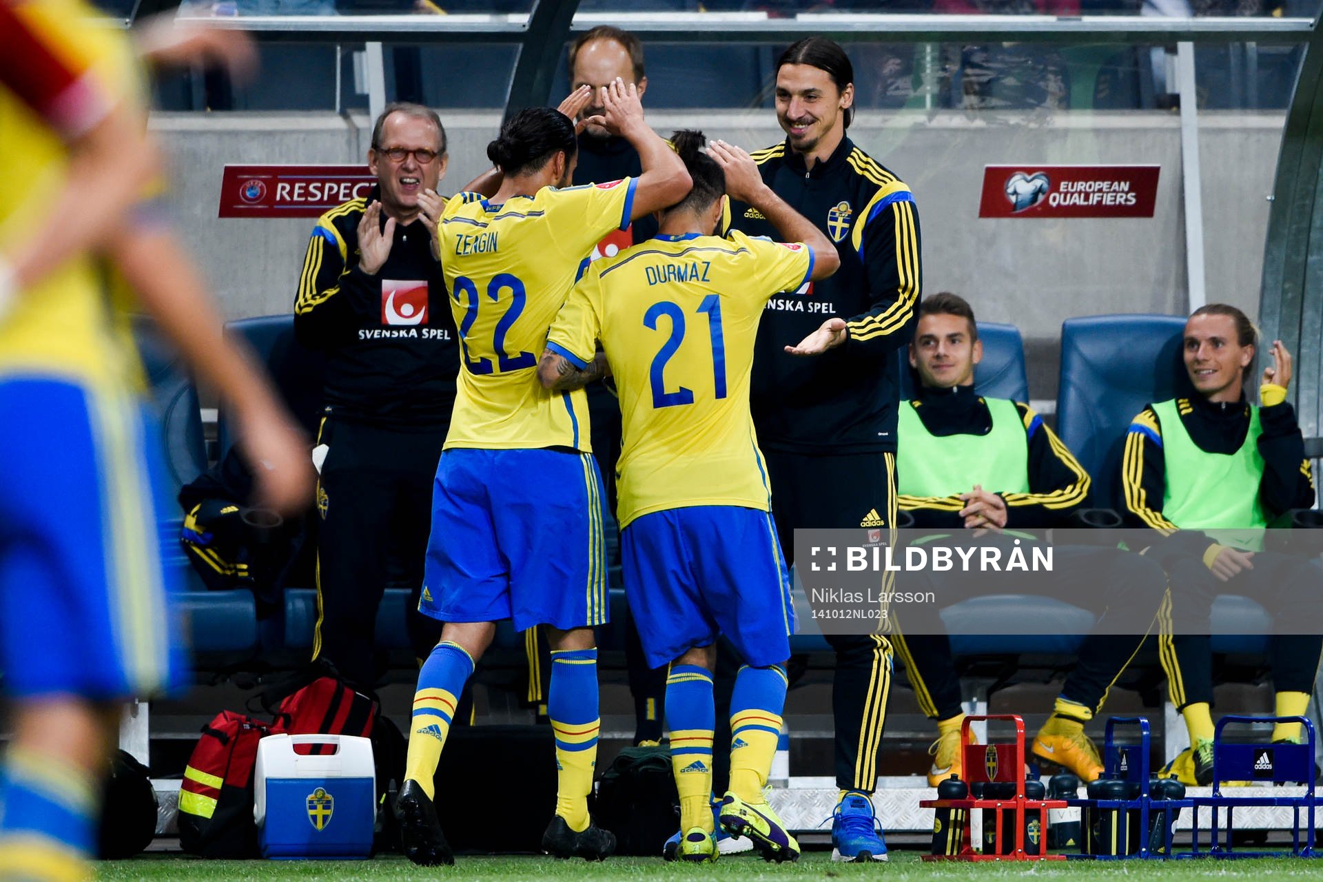 Sveriges Erkan Zengin och Jimmy Durmaz springer mot bänken