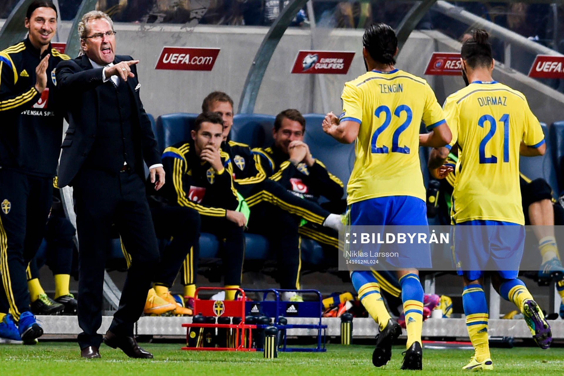 Sveriges Erkan Zengin och Jimmy Durmaz springer mot bänken