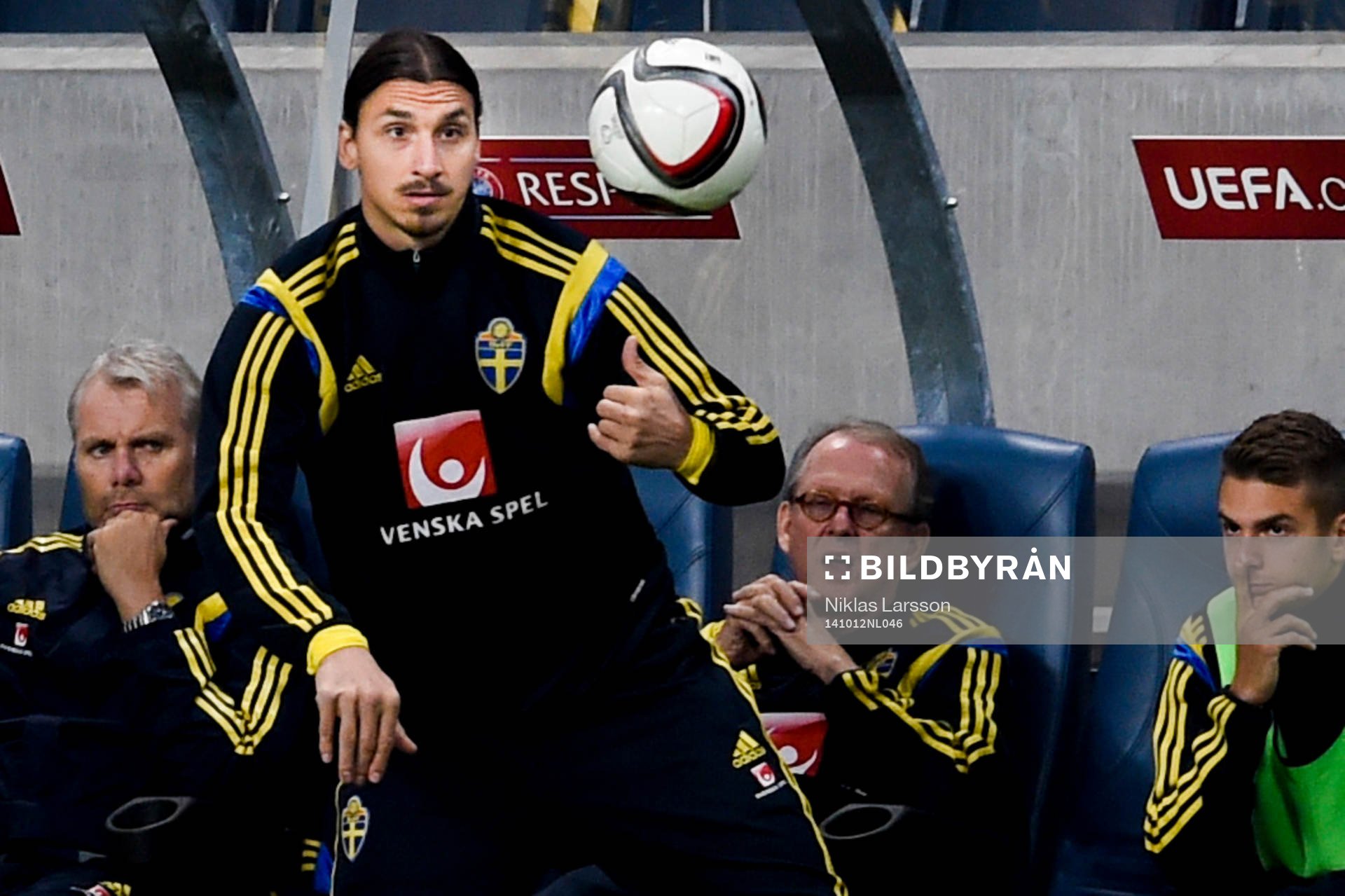 Sveriges Zlatan Ibrahimovic gör en insats från bänken