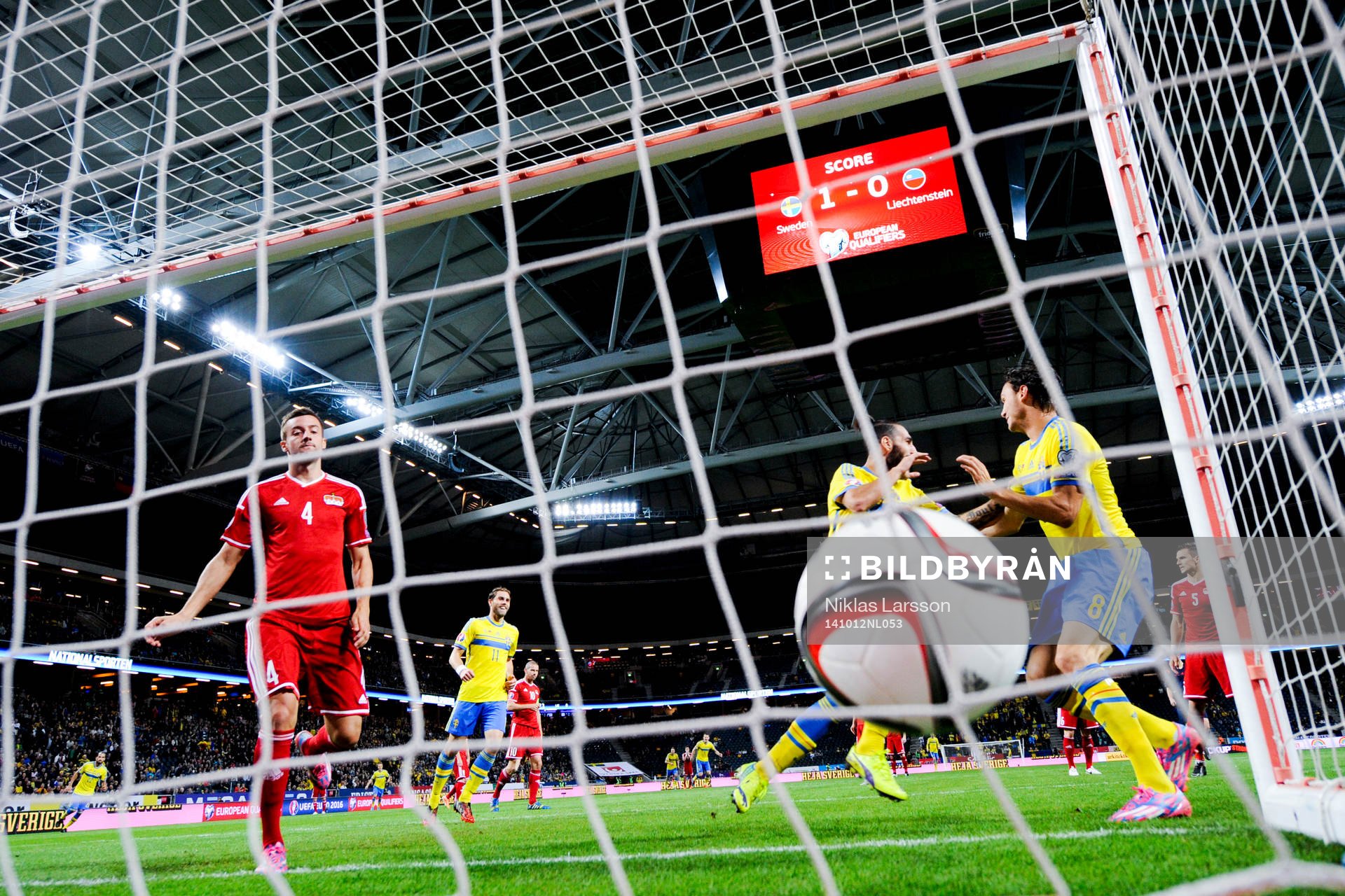 Sveriges Jimmy Durmaz jublar ihop med Albin Ekdal efter sitt 2-0 mål under fotbollsmatchen i EM-kvalet mellan Sverige och Liechtenstein den 12 oktober 2014 i Stockholm.