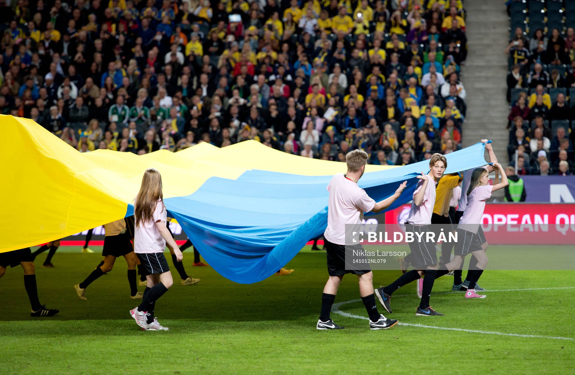 Sportbladets sverigeflagga på väg in