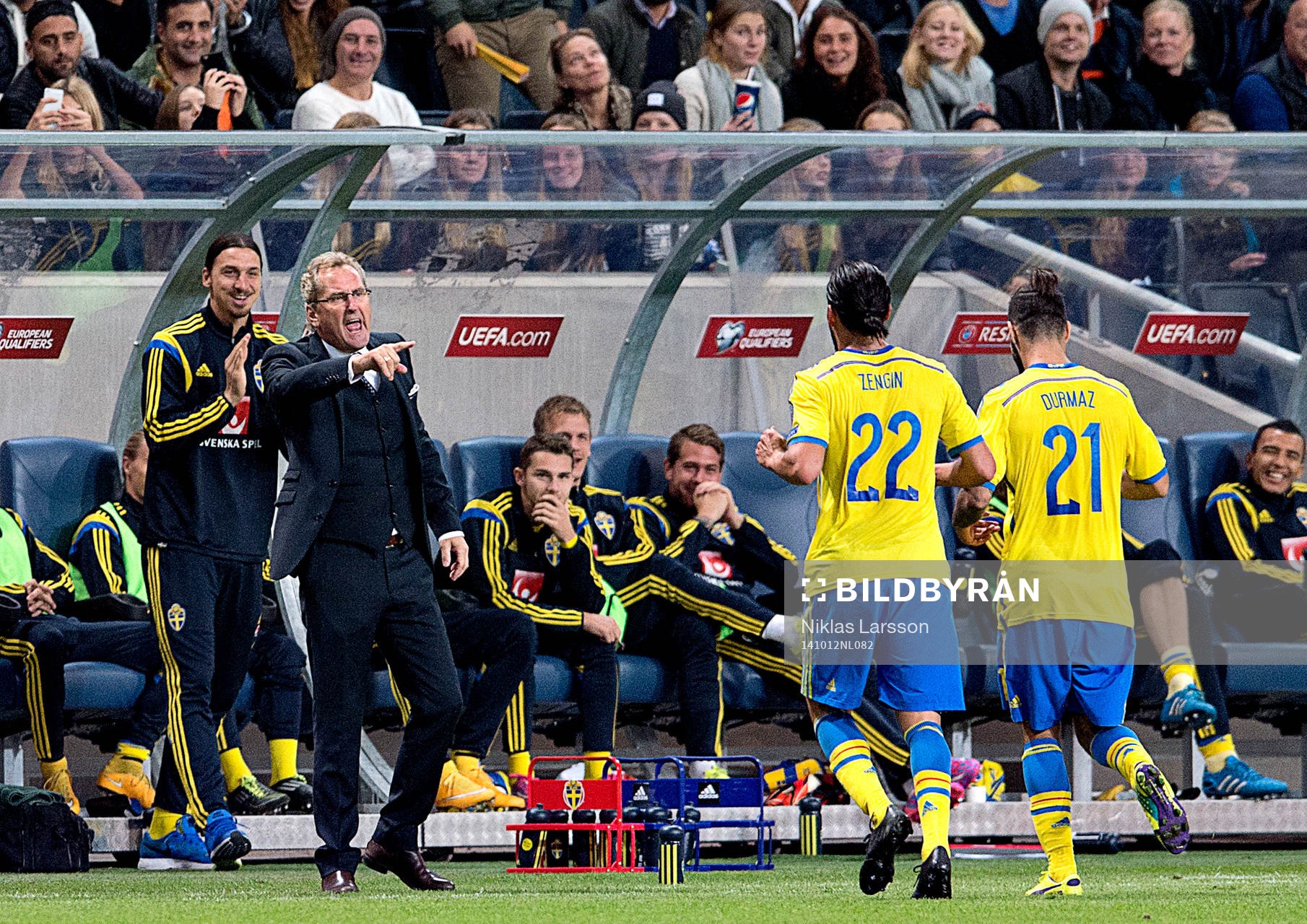 Sveriges Jimmy Durmaz och Erkan Zengin springer till Zlatan