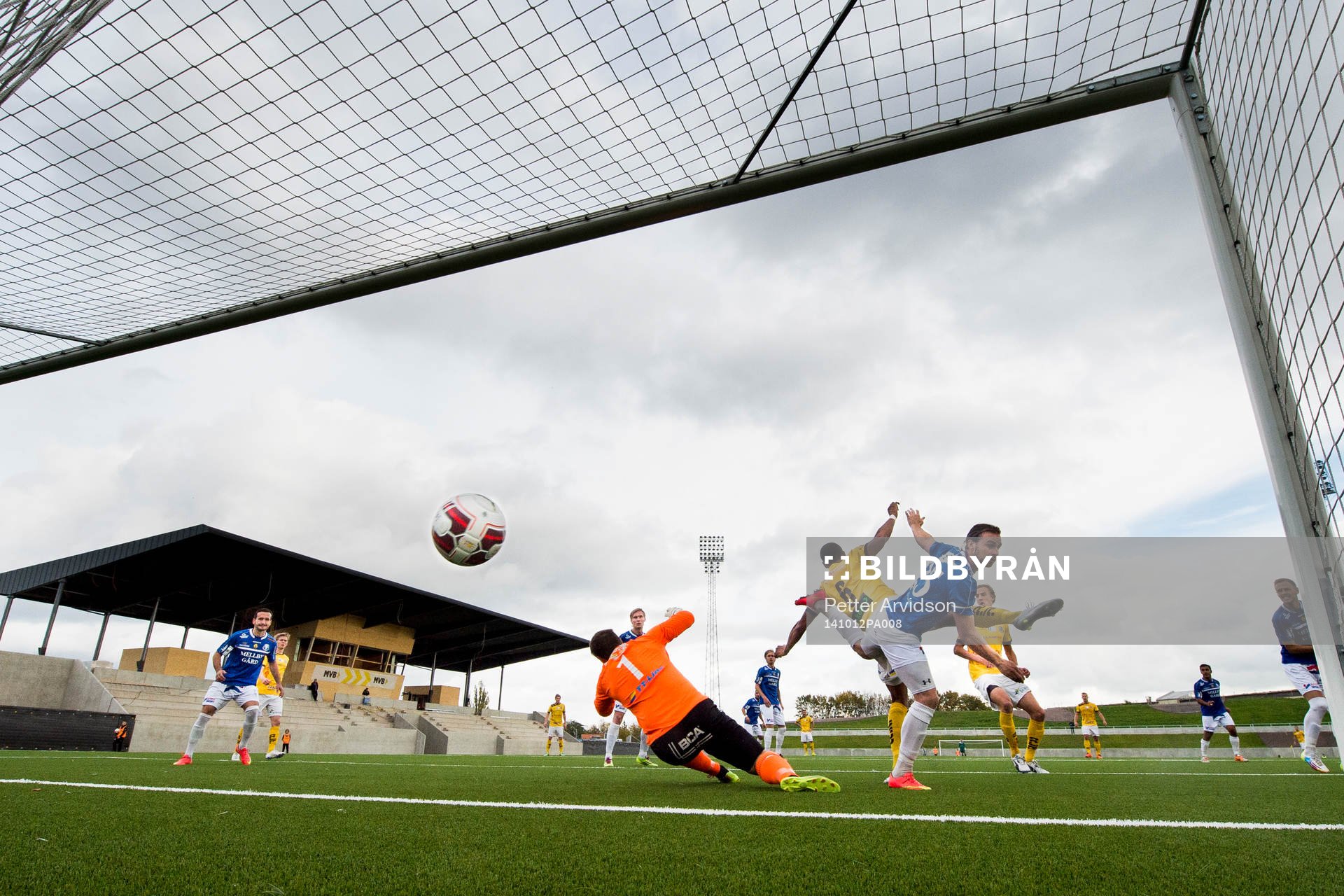 Lunds Salif Camara Jönsson gör 1-0 bakom Trelleborgs