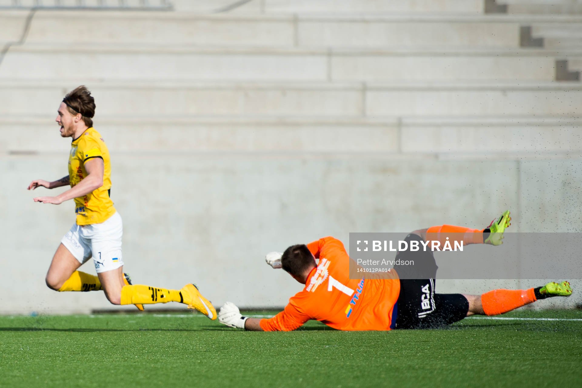 Trelleborgs målvakt Fredrik Persson fäller Lunds Tobias