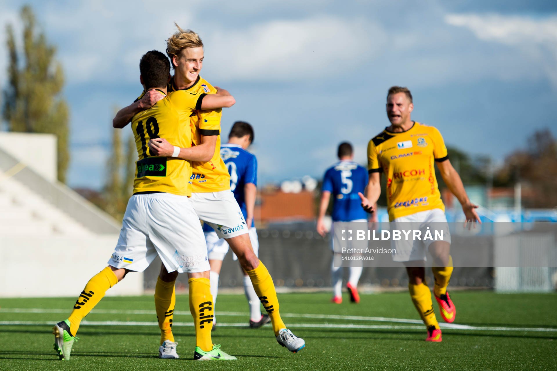 Lunds Viktor Svensson kramas om efter sitt 2-1 mål på straff under fotbollsmatchen i Division 1 södra mellan Lunds BK och Trelleborg den 12 oktober 2014 i Lund.