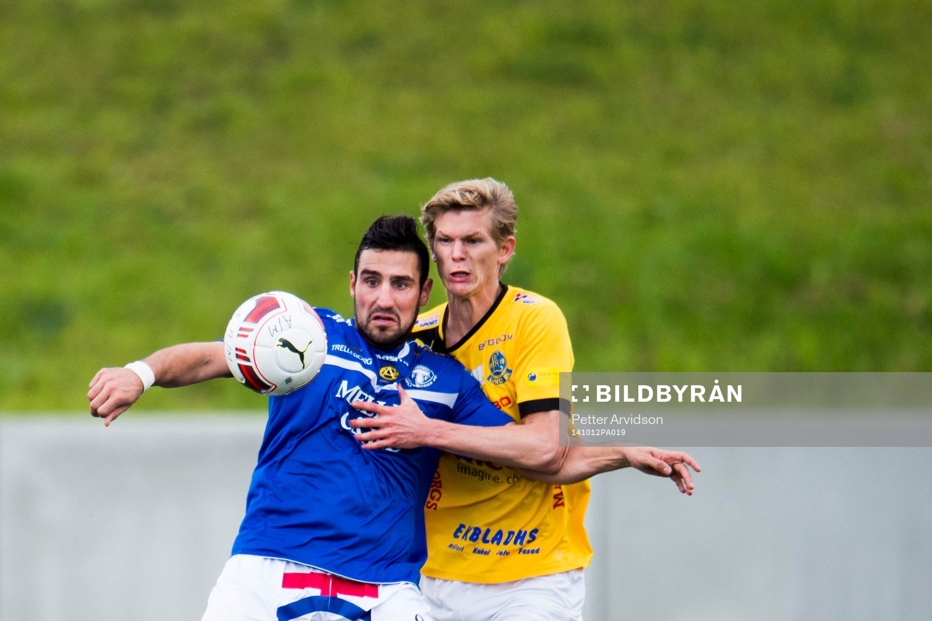 Trelleborgs Alexander Nilsson i kamp med Lunds Fritiof Björkén under fotbollsmatchen i Division 1 södra mellan Lunds BK och Trelleborg den 12 oktober 2014 i Lund.