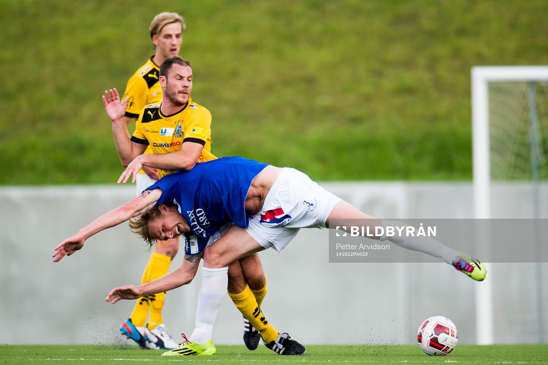 Lunds Andreas Persson kastar undan Trelleborgs Joonas Tamm