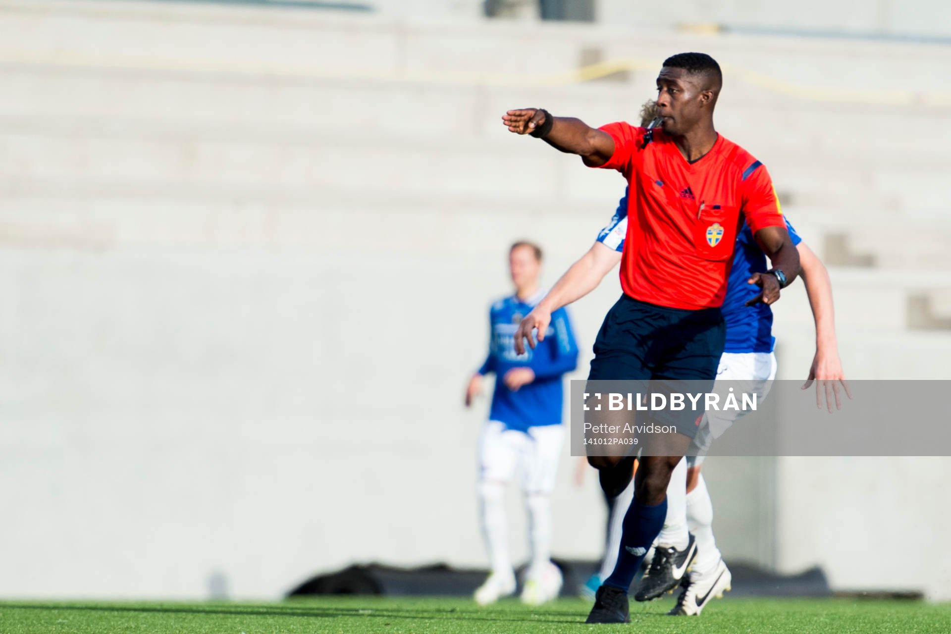 Domare Fredrik Oppong dömmer straff