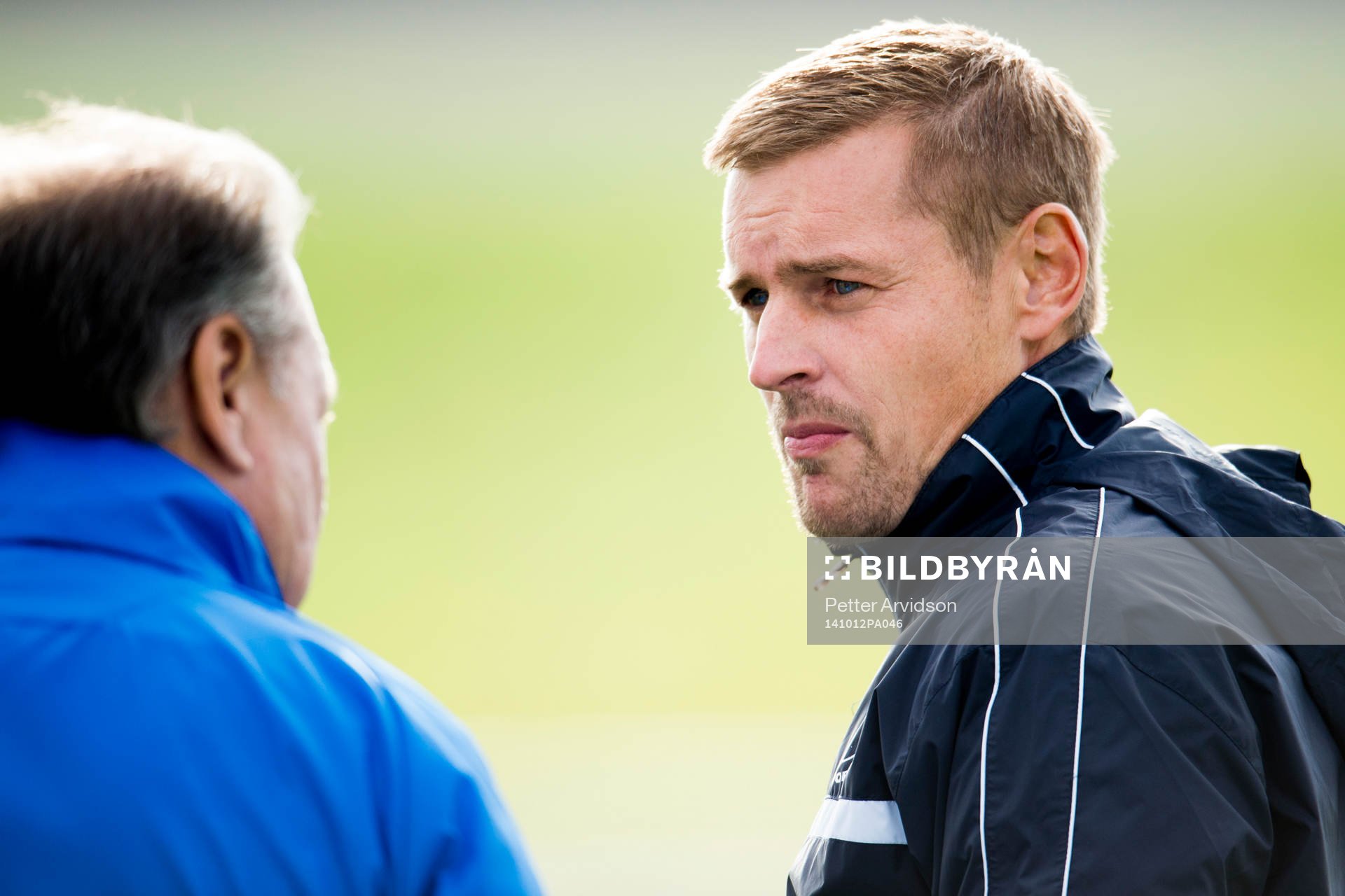 Trelleborgs tränare Jimmie Olsson pratar med Lunds