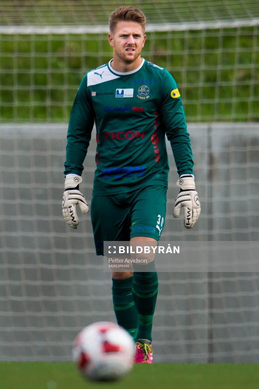 Lunds målvakt Peter Nilsson under fotbollsmatchen i Division 1 södra mellan Lunds BK och Trelleborg den 12 oktober 2014 i Lund.