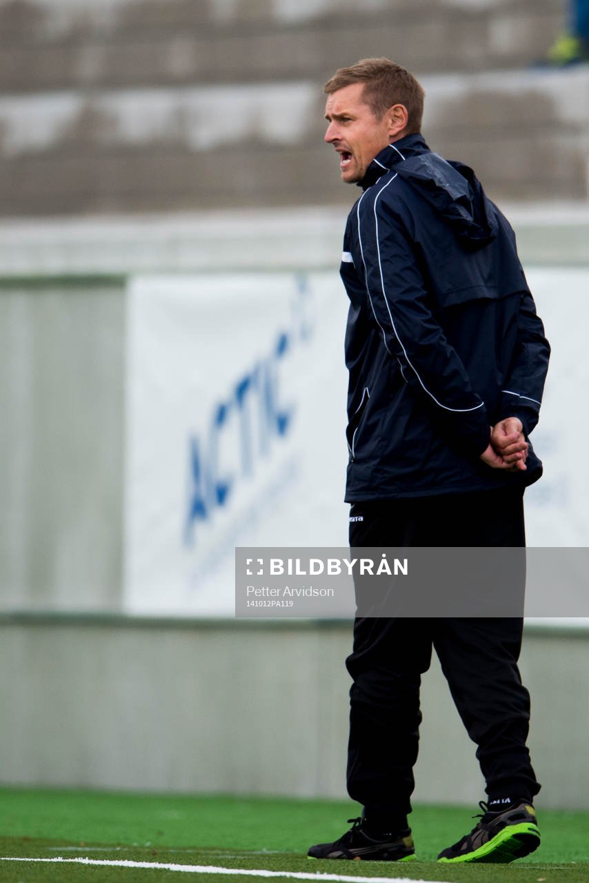 Trelleborgs tränare Jimmie Olsson under fotbollsmatchen i Division 1 södra mellan Lunds BK och Trelleborg den 12 oktober 2014 i Lund.