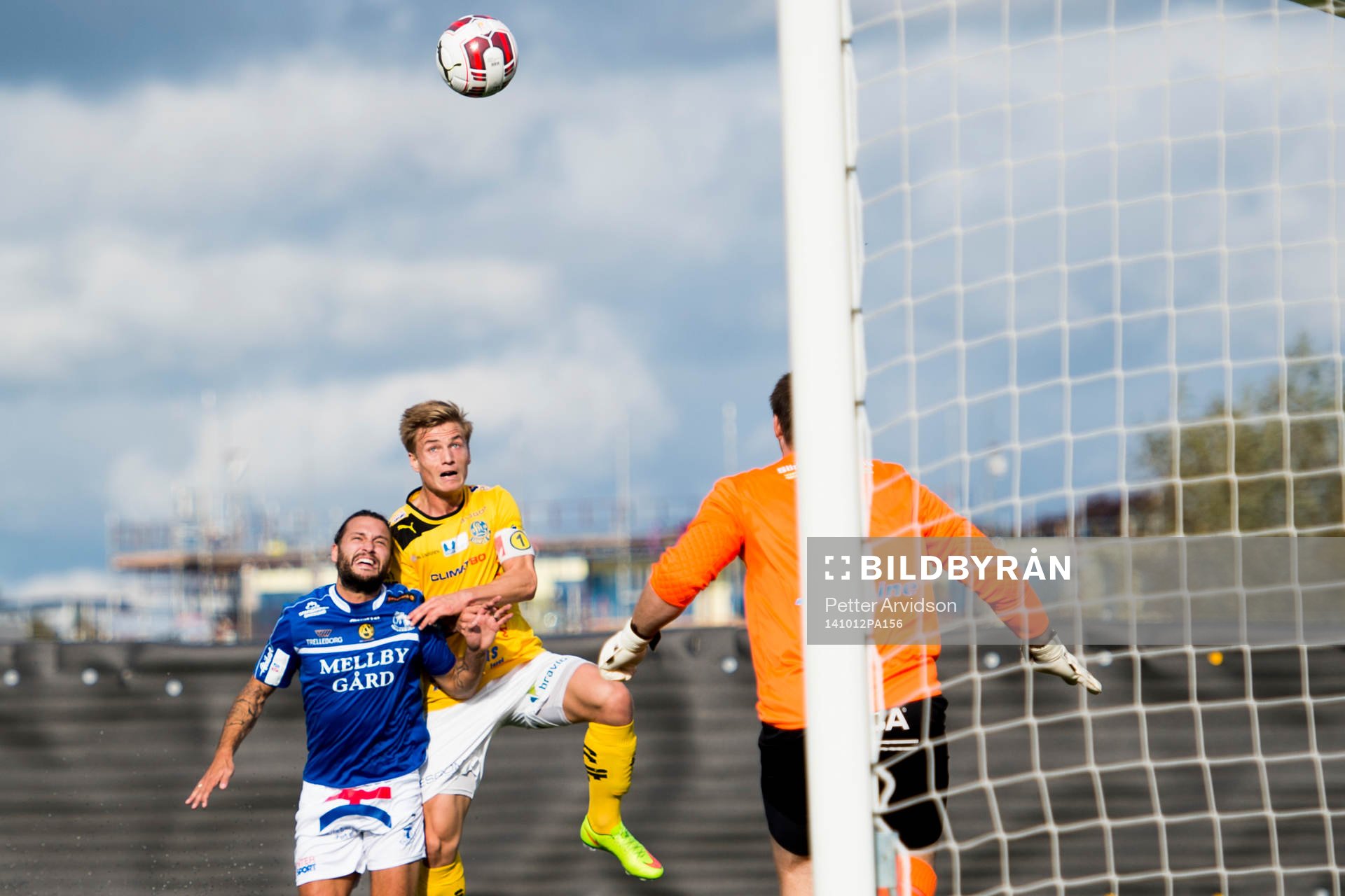 Lunds Jesper Rindmo och Trelleborgs Patrik Åström under fotbollsmatchen i Division 1 södra mellan Lunds BK och Trelleborg den 12 oktober 2014 i Lund.