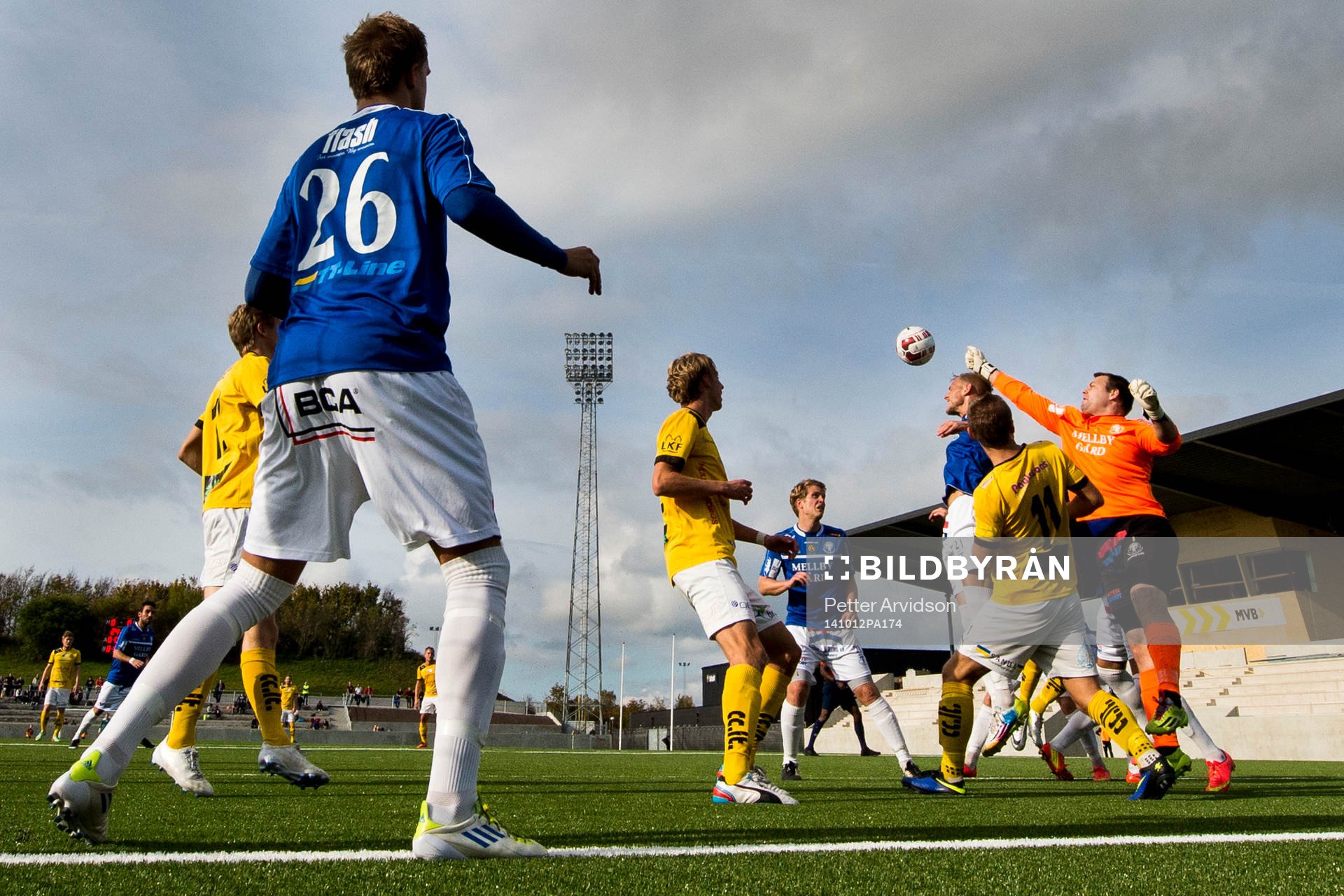 Trelleborgs målvakt Fredrik Persson boxar bort ett inlägg under fotbollsmatchen i Division 1 södra mellan Lunds BK och Trelleborg den 12 oktober 2014 i Lund.