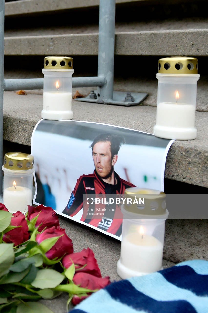 Blommor och ljus utlagda på läktaren vid Grimsta IP av