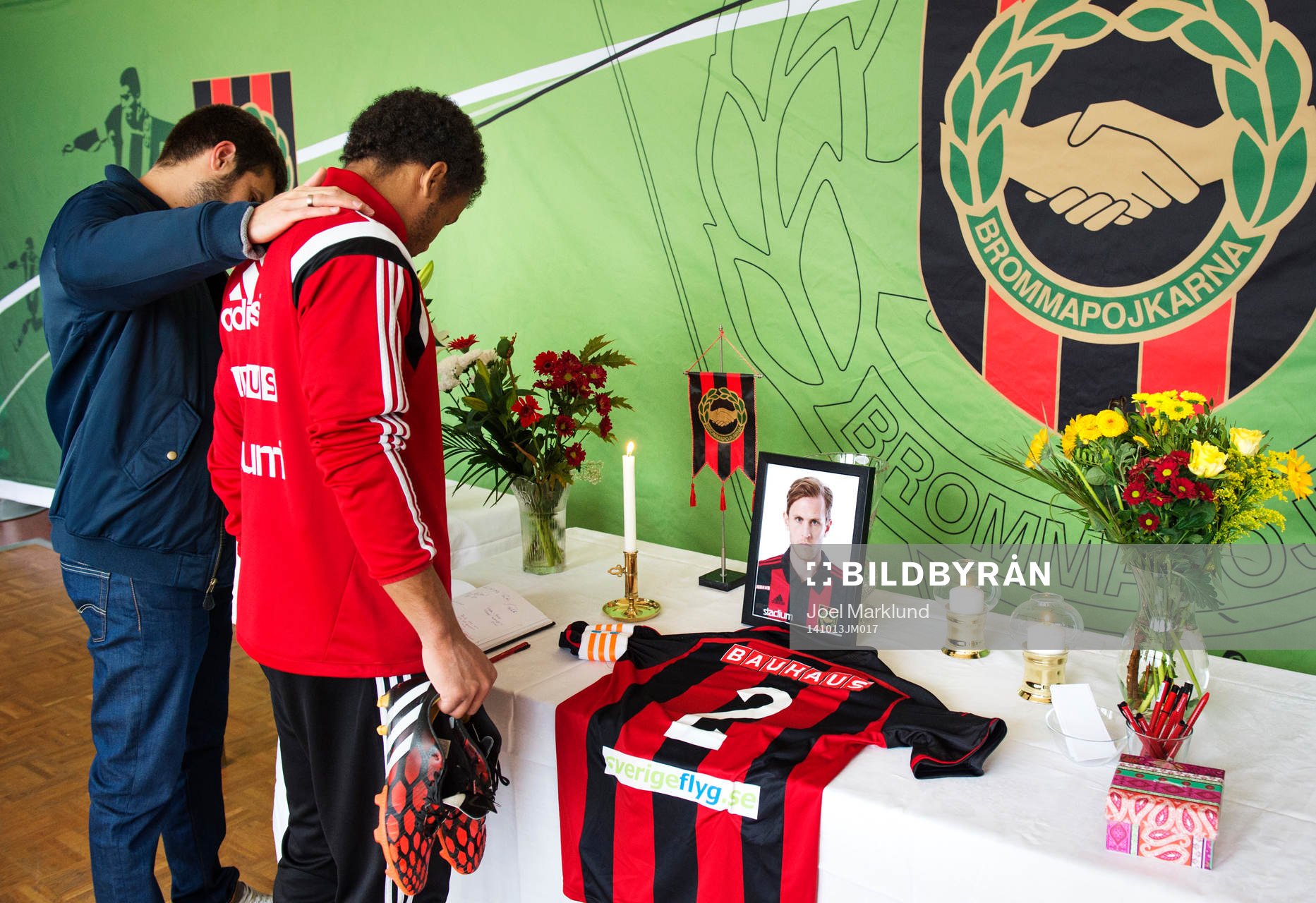 Brommapojkarnas Gabriel Özkan och Serge-Junior Martinsson Ngouali i lagets klubblokal på Grimsta IP efter att spelaren Pontus Segerström avlidit av cancer, den 13 oktober 2014 i Stockholm.