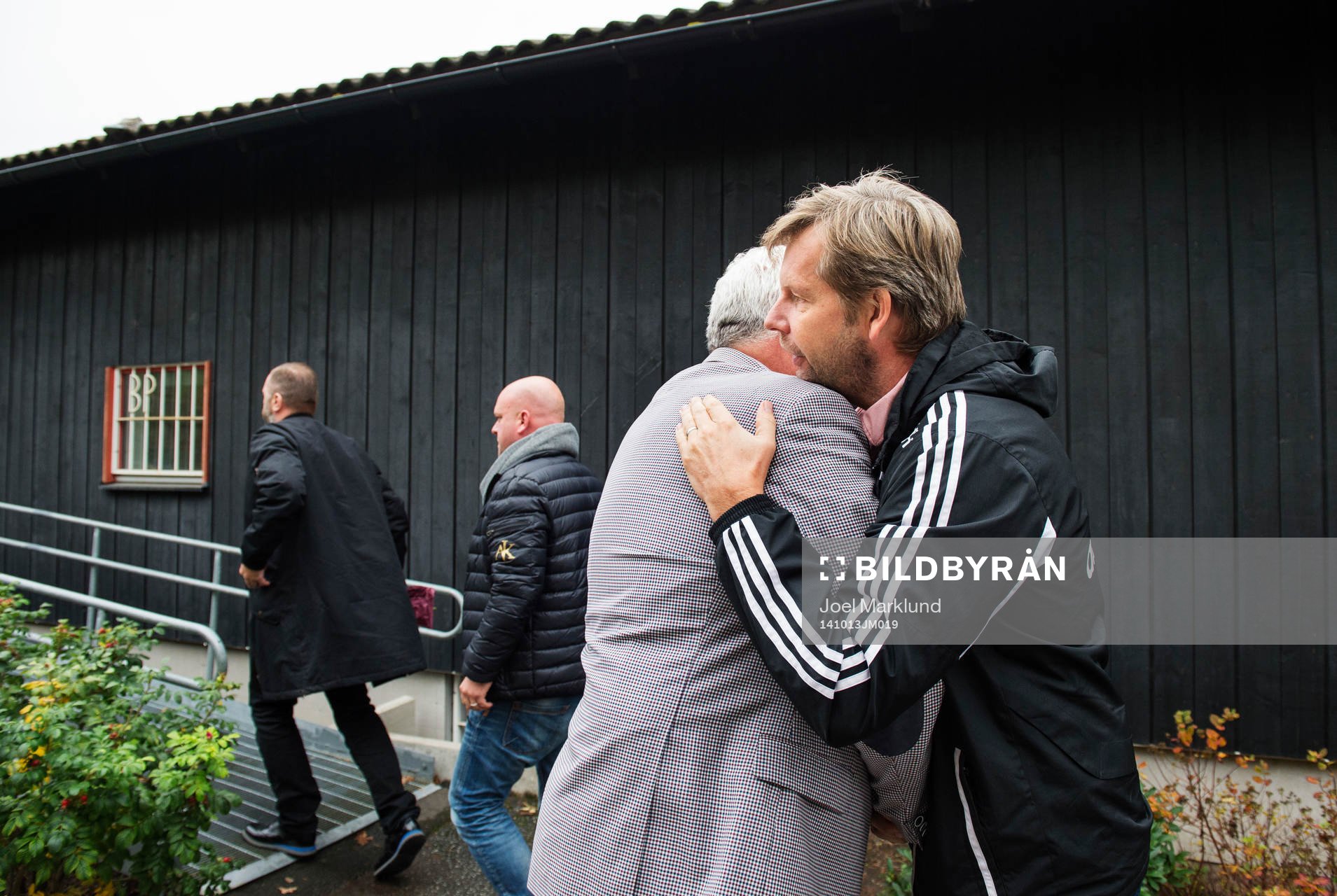 Brommapojkarnas klubbdirektör Ola Danhard tar emot
