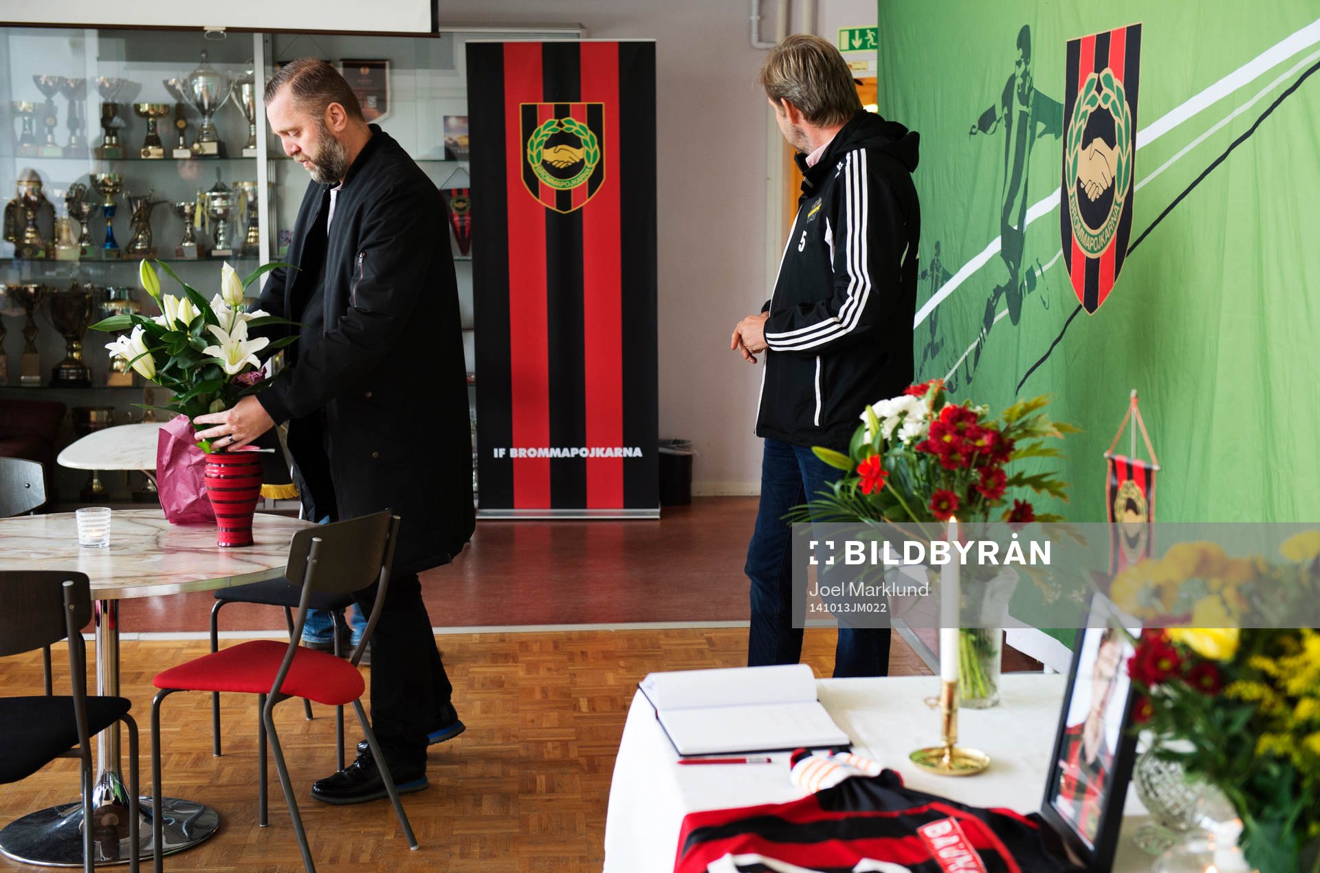 s sportchef Björn Wesström lämnar blommor i