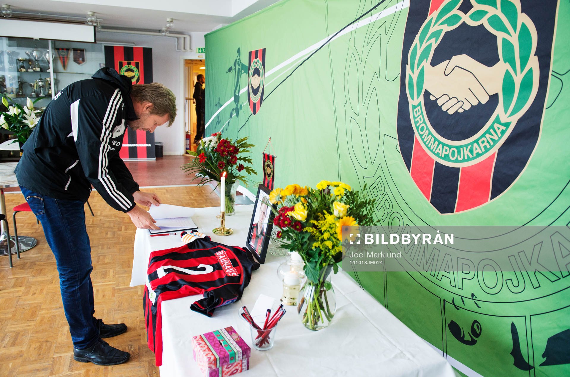 s vd Thomas Edselius i Brommapojkarnas klubblokal på