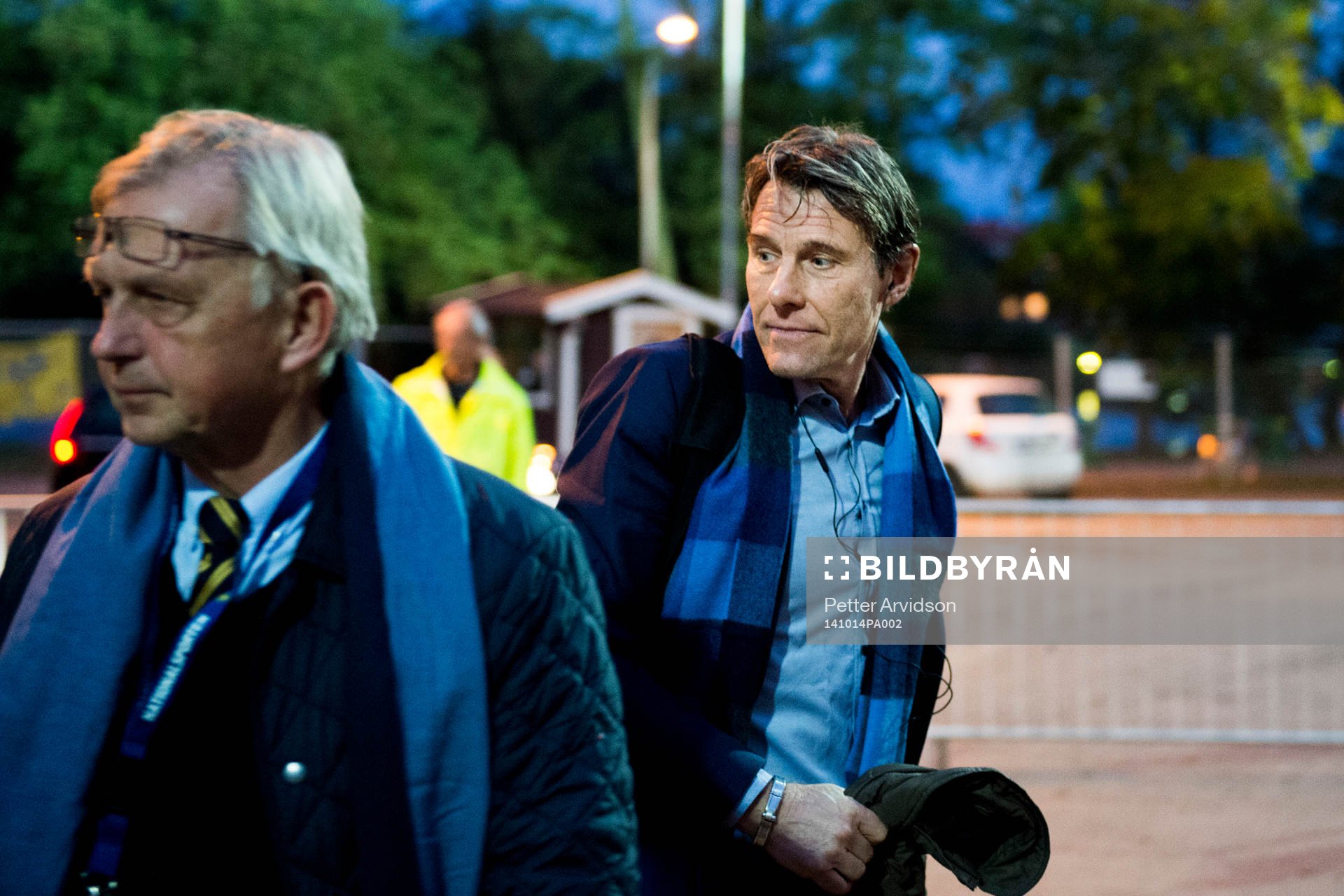 Sveriges förbundskapten Håkan Ericson och landslagschef Lars Richt anländer med bussen inför fotbollsmatchen i kvalet till EM för U21 mellan Sverige och Frankrike den 14 oktober 2014 i Halmstad.
