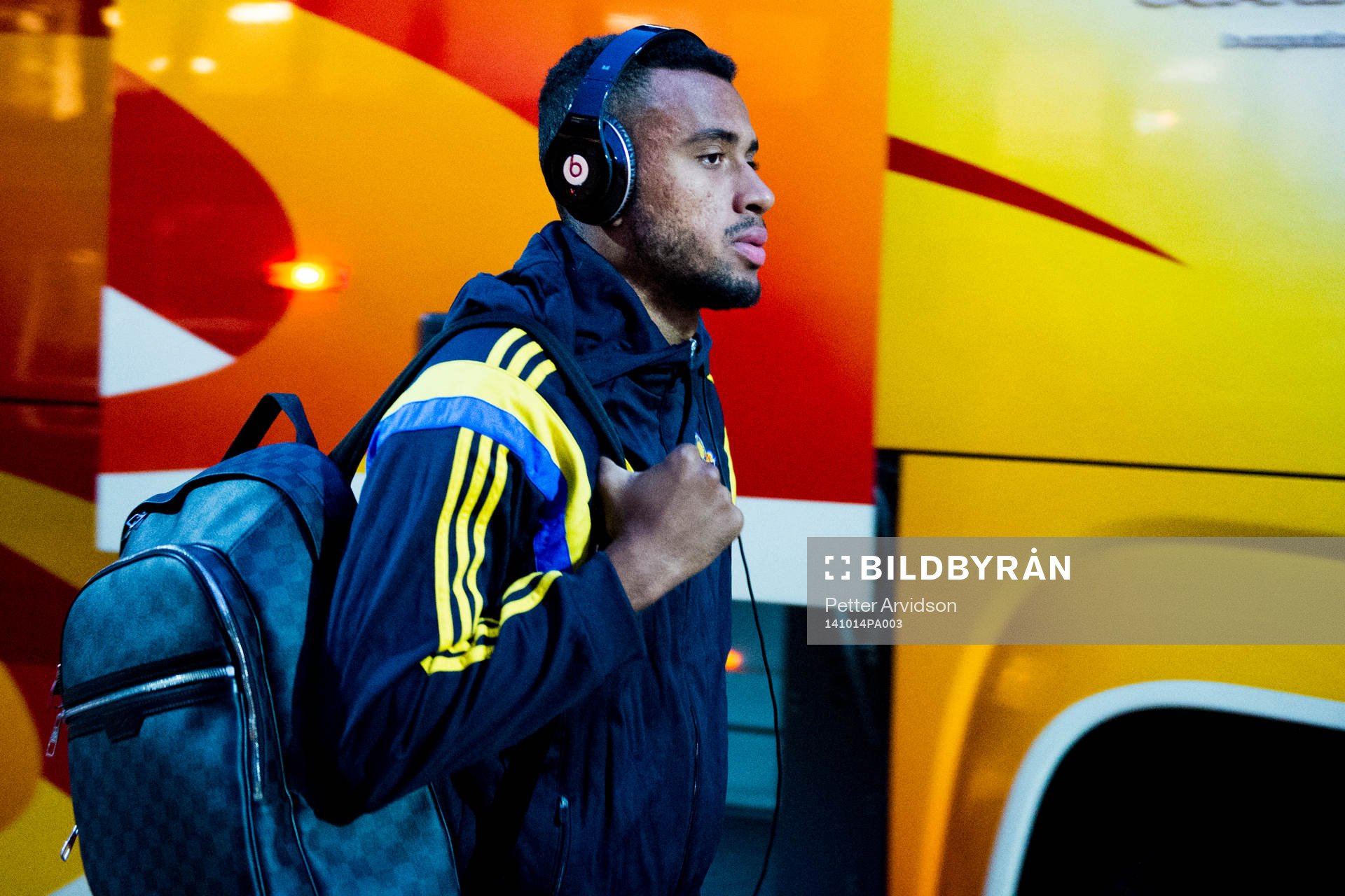 Sveriges Isaac Kiese Thelin anländer med bussen inför fotbollsmatchen i kvalet till EM för U21 mellan Sverige och Frankrike den 14 oktober 2014 i Halmstad.