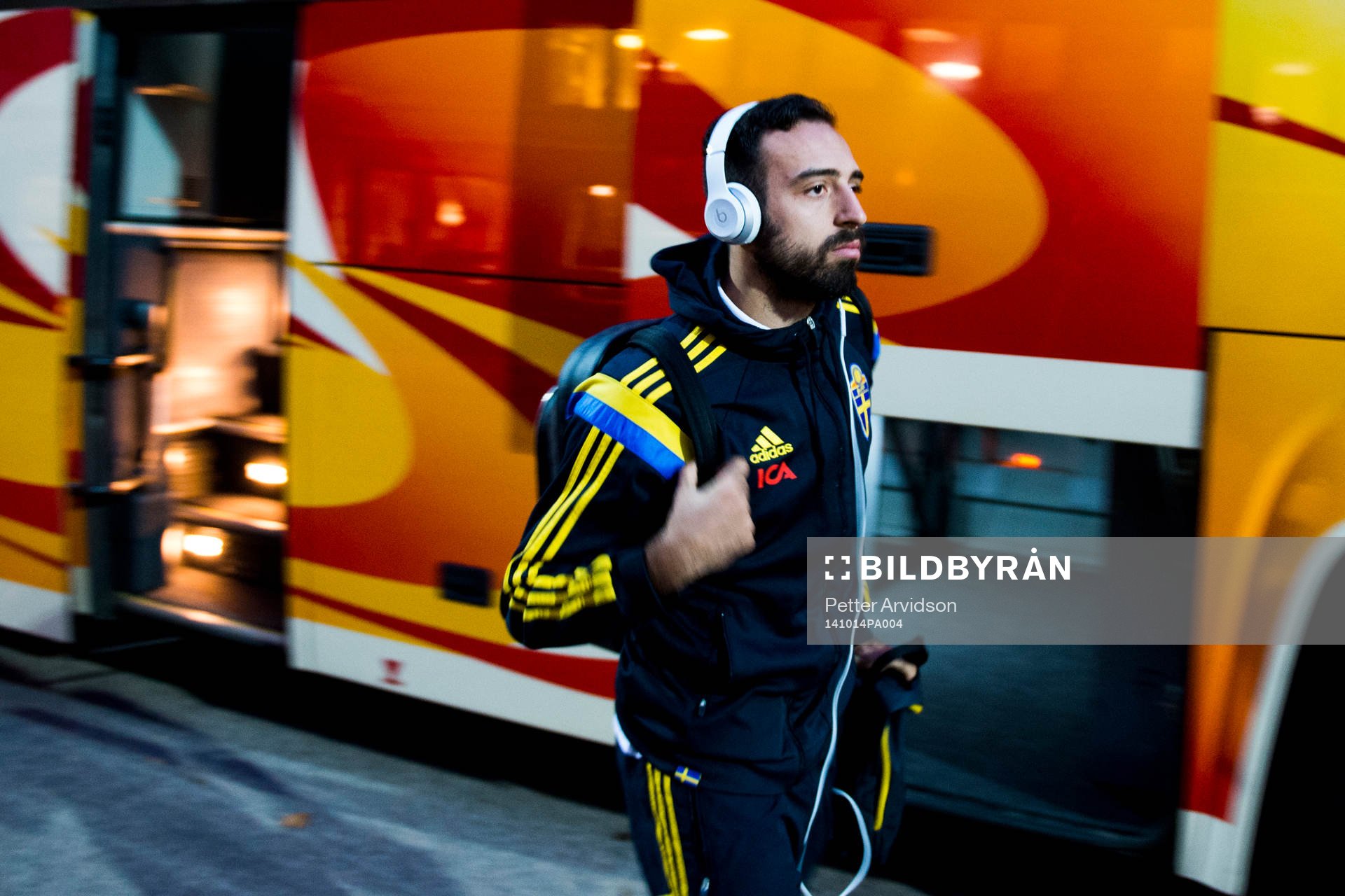 Sveriges Abdul Khalili anländer med bussen