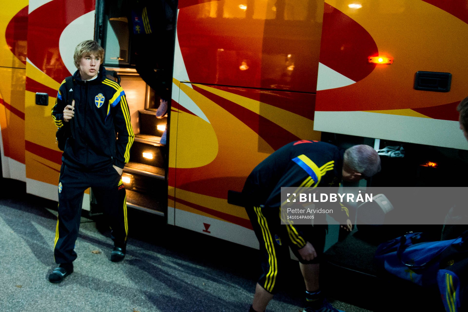 Sveriges Simon Tibbling anländer med bussen