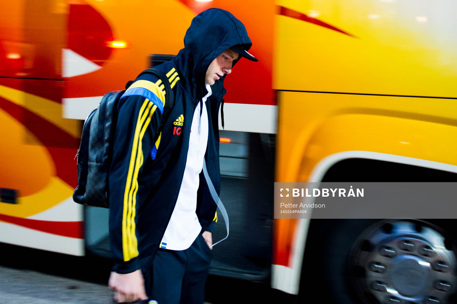 Sveriges John Guidetti anländer med bussen