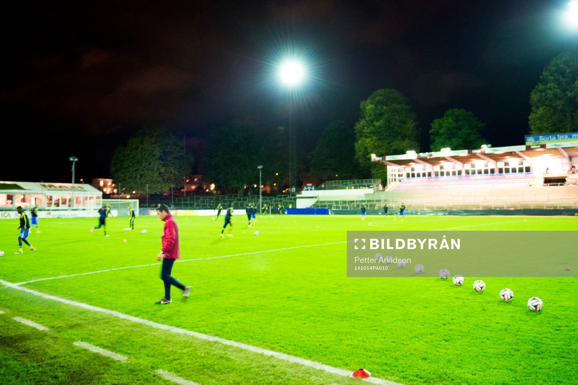 Strömen är tillbaka på Örjans Vall efter ett strömavbrott på cirka 10 minuter, nu lyser strålkastarna igen och matchen är redo att börja inför fotbollsmatchen i kvalet till EM för U21 mellan Sverige och Frankrike den 14 oktober 2014 i Halmstad.