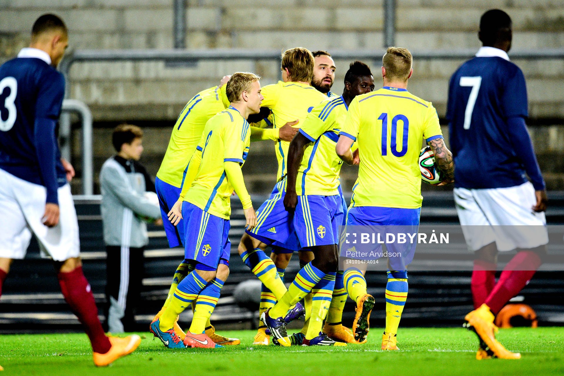 Sveriges Isaac Kiese Thelin jublar