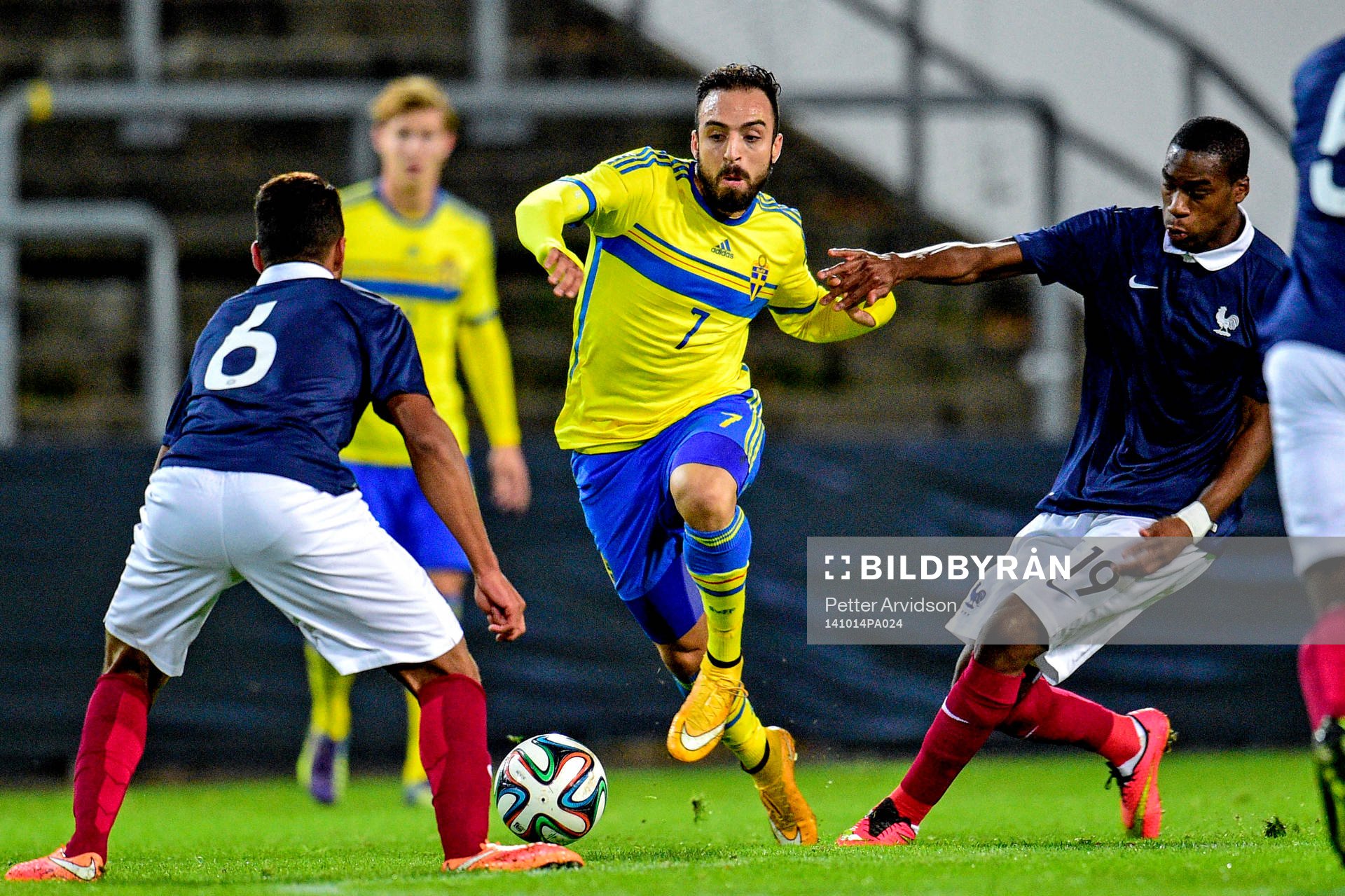 Sveriges Abdul Khalili och Frankrikes Corentin Tolisso och Geoffrey Kondogbia under fotbollsmatchen i kvalet till EM för U21 mellan Sverige och Frankrike den 14 oktober 2014 i Halmstad.