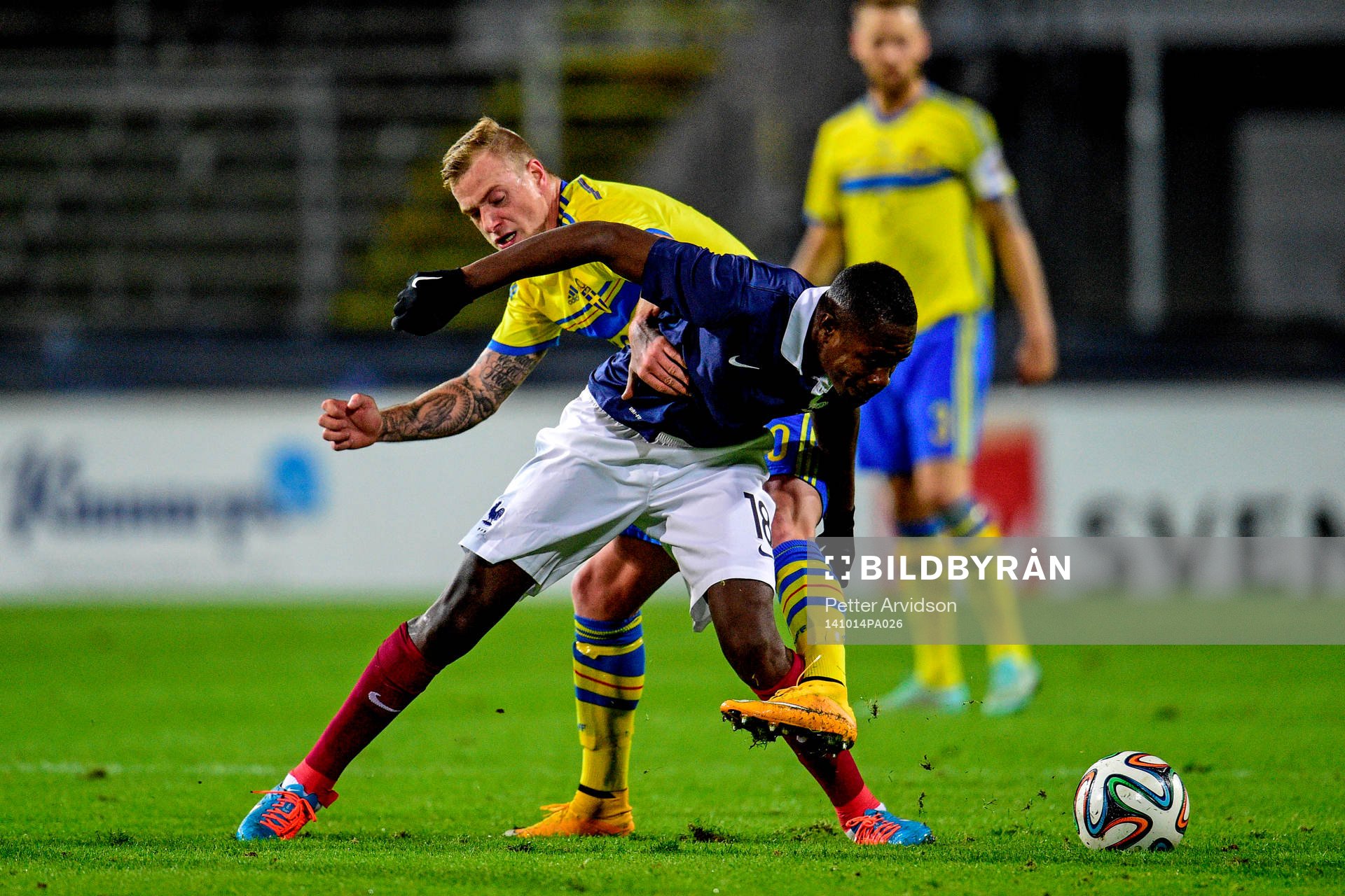 Frankrikes Gianelli Imbula Wanga och Sveriges John Guidetti