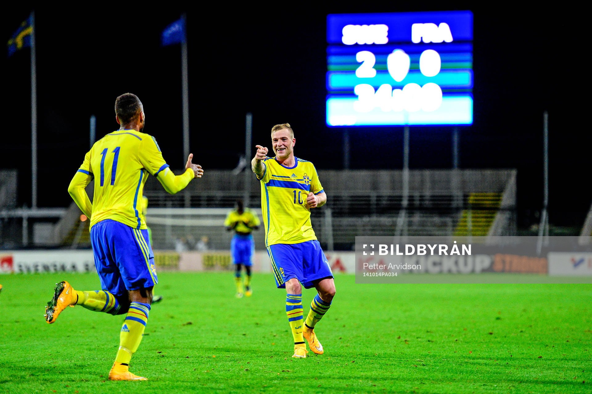 Sveriges John Guidetti och Isaac Kiese Thelin jublar