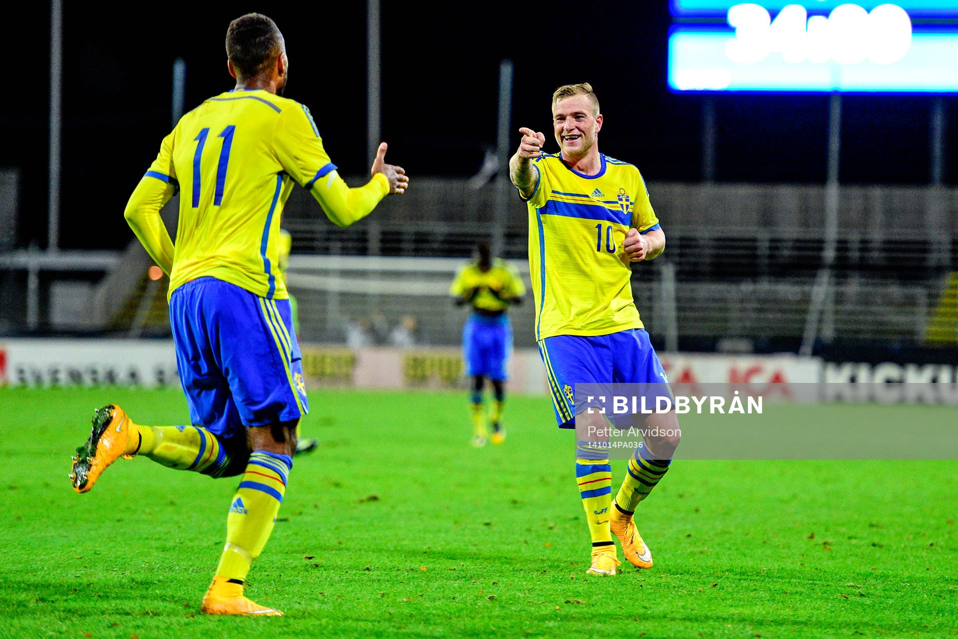 Sveriges John Guidetti och Isaac Kiese Thelin jublar