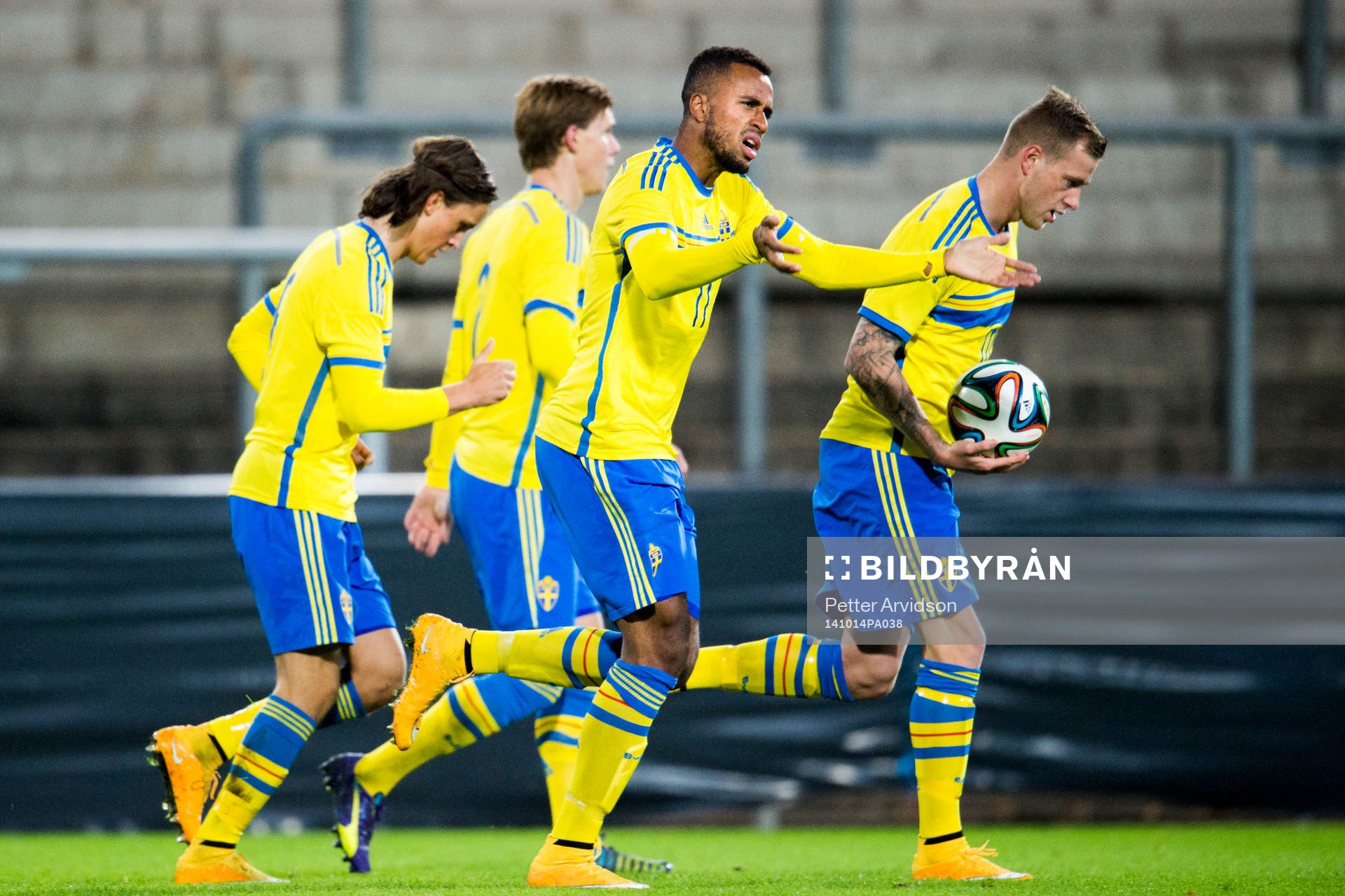 Sveriges Isaac Kiese Thelin jublar