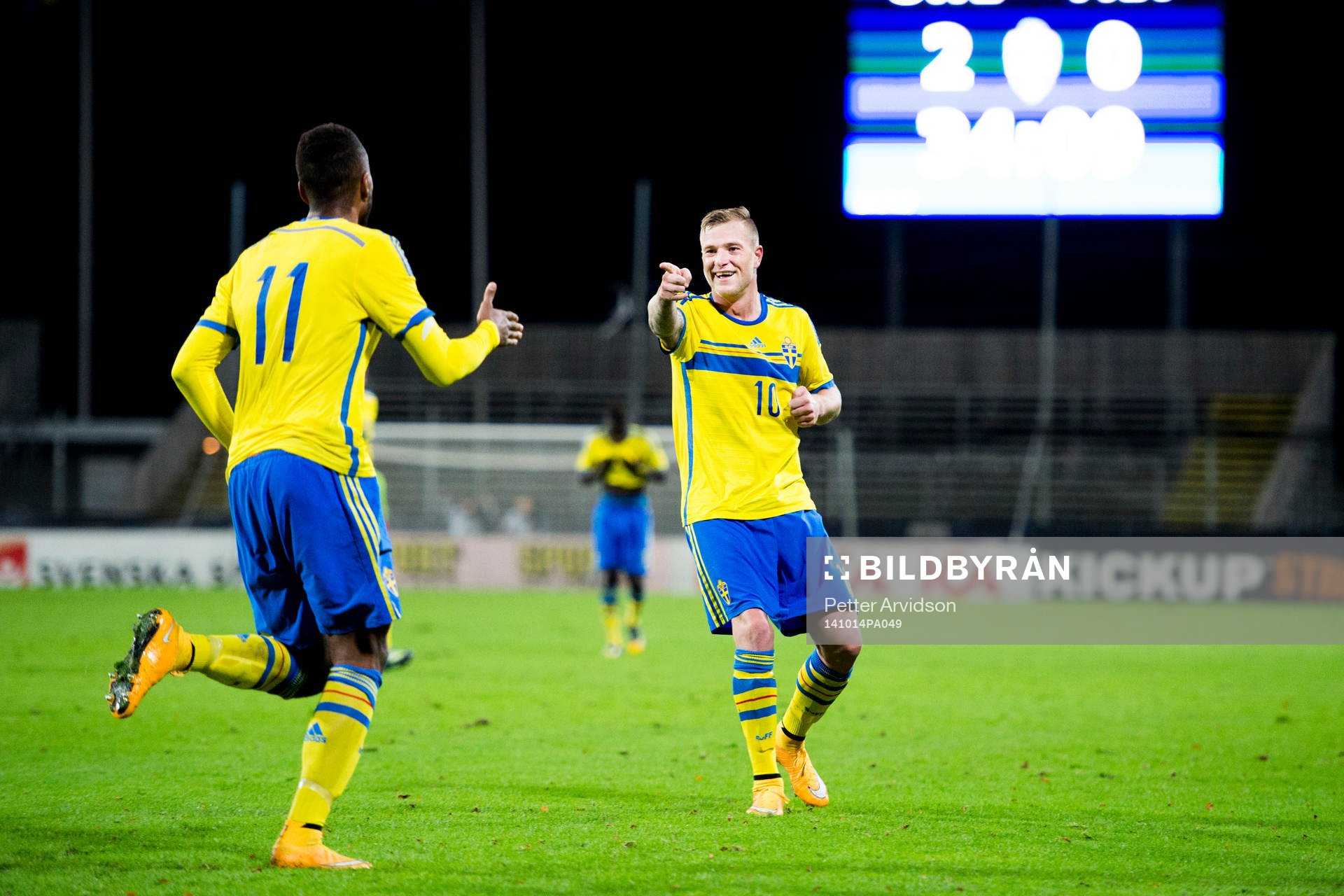 Sveriges Isaac Kiese Thelin och John Guidetti  jublar
