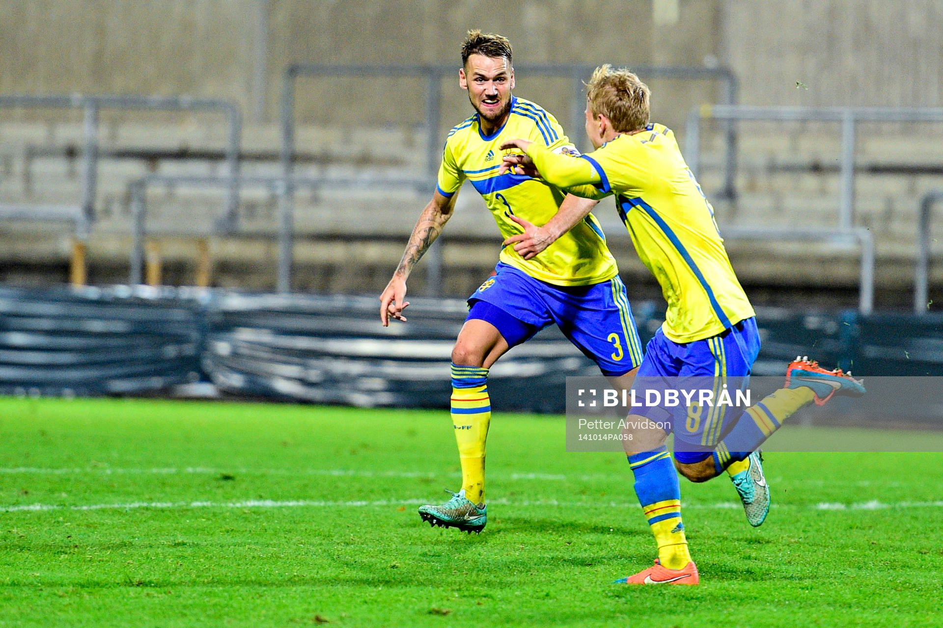 Sveriges Alexander Milosevic och Oscar Lewicki jublar