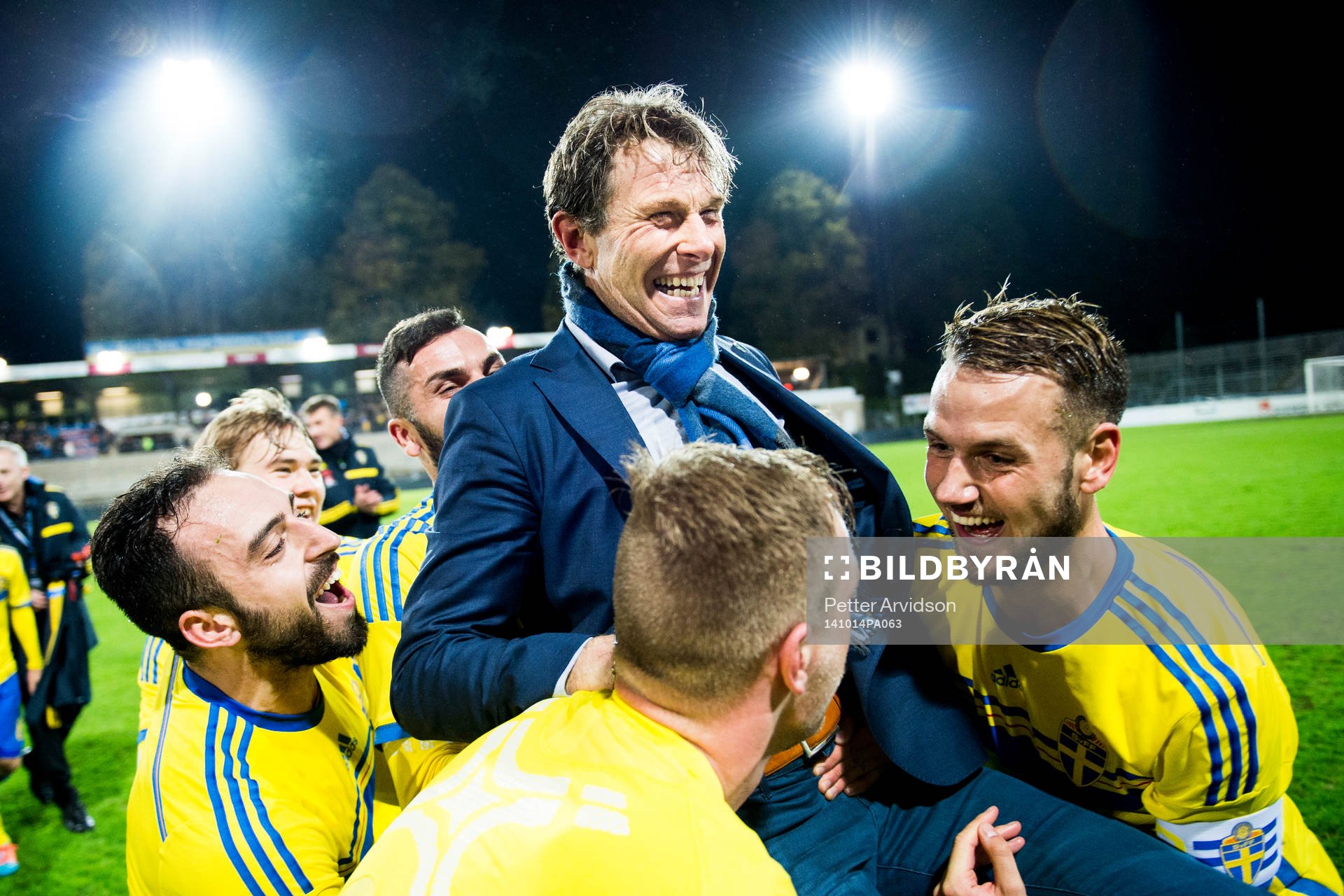 Sveriges förbundskapten Håkan Ericson hissas