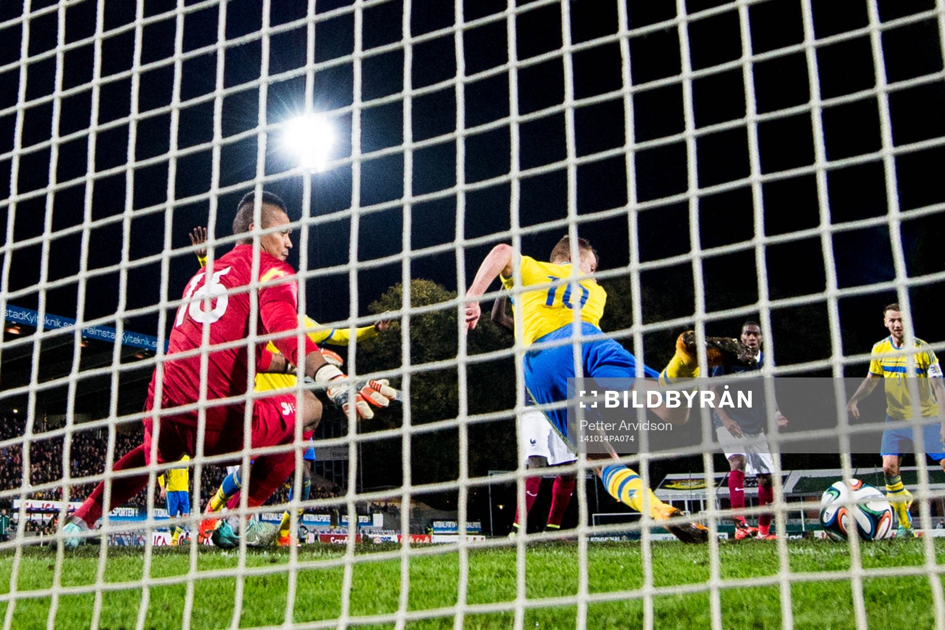 Sveriges John Guidetti klackar in 3-0 bakom Frankrikes