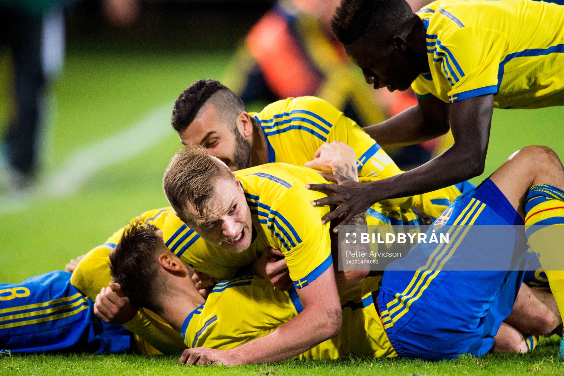 Sveriges spelare med John Guidetti (m) jublar