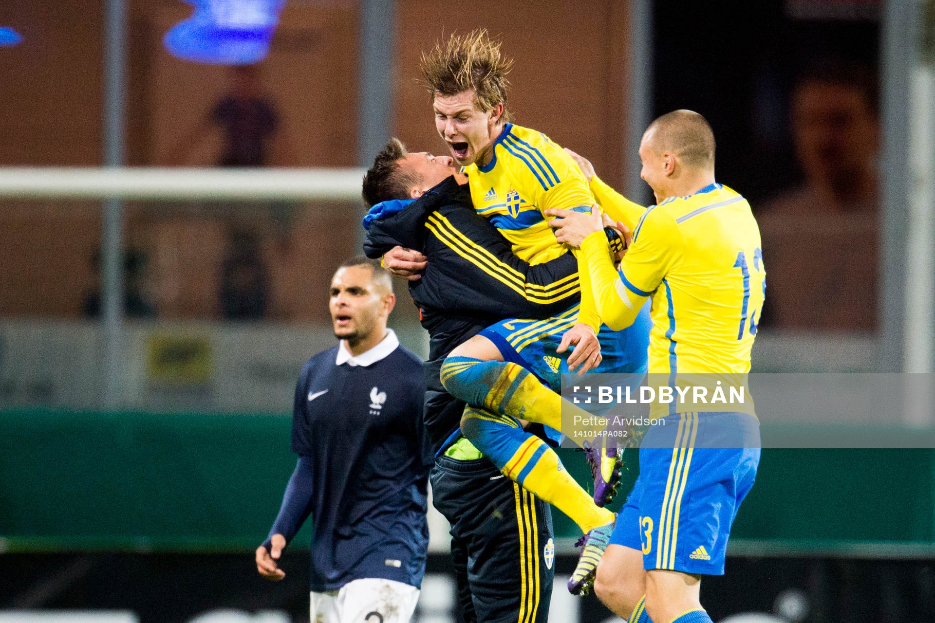 Sveriges Emil Krafth jublar