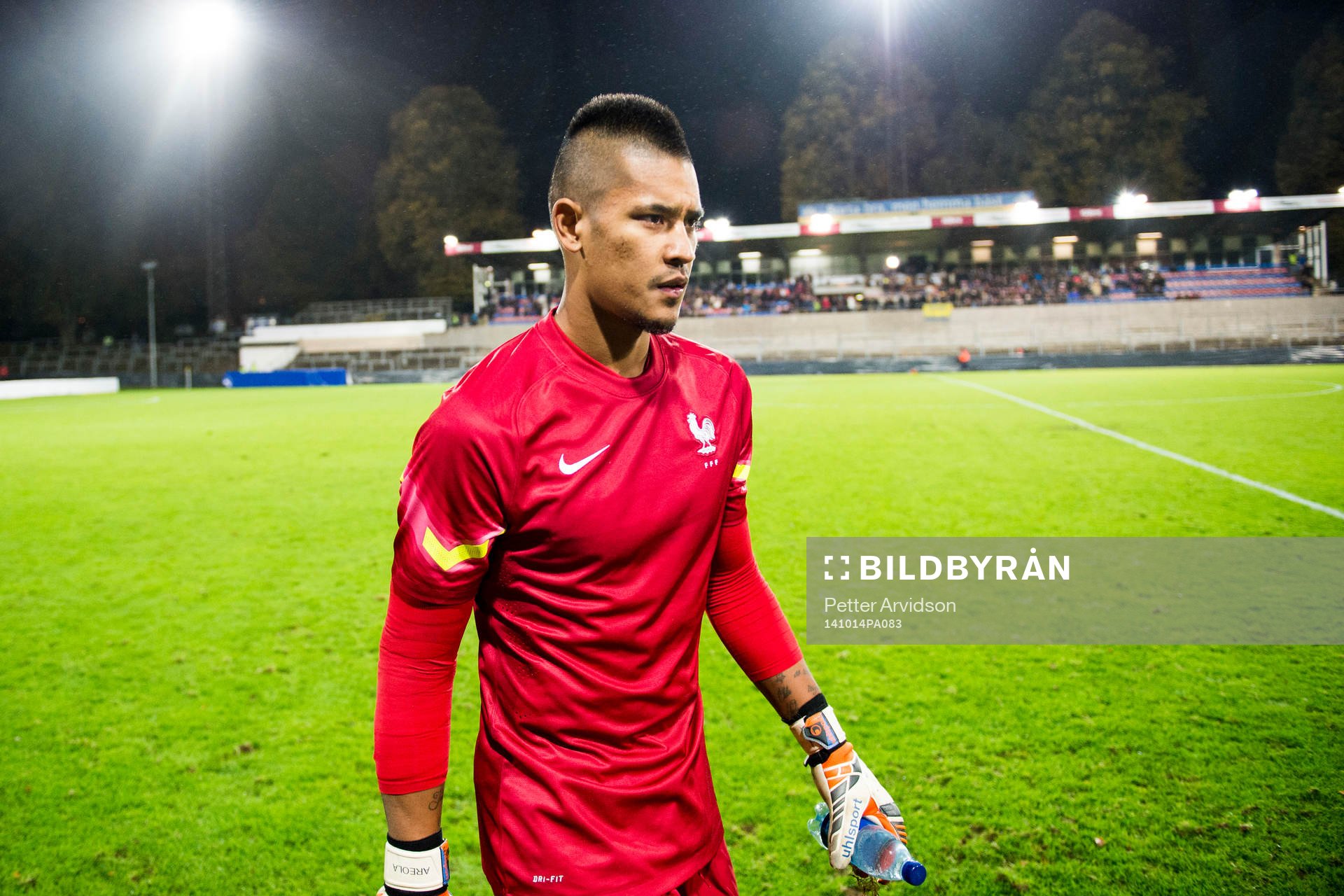 Frankrikes målvakt Alphonse Areola deppar