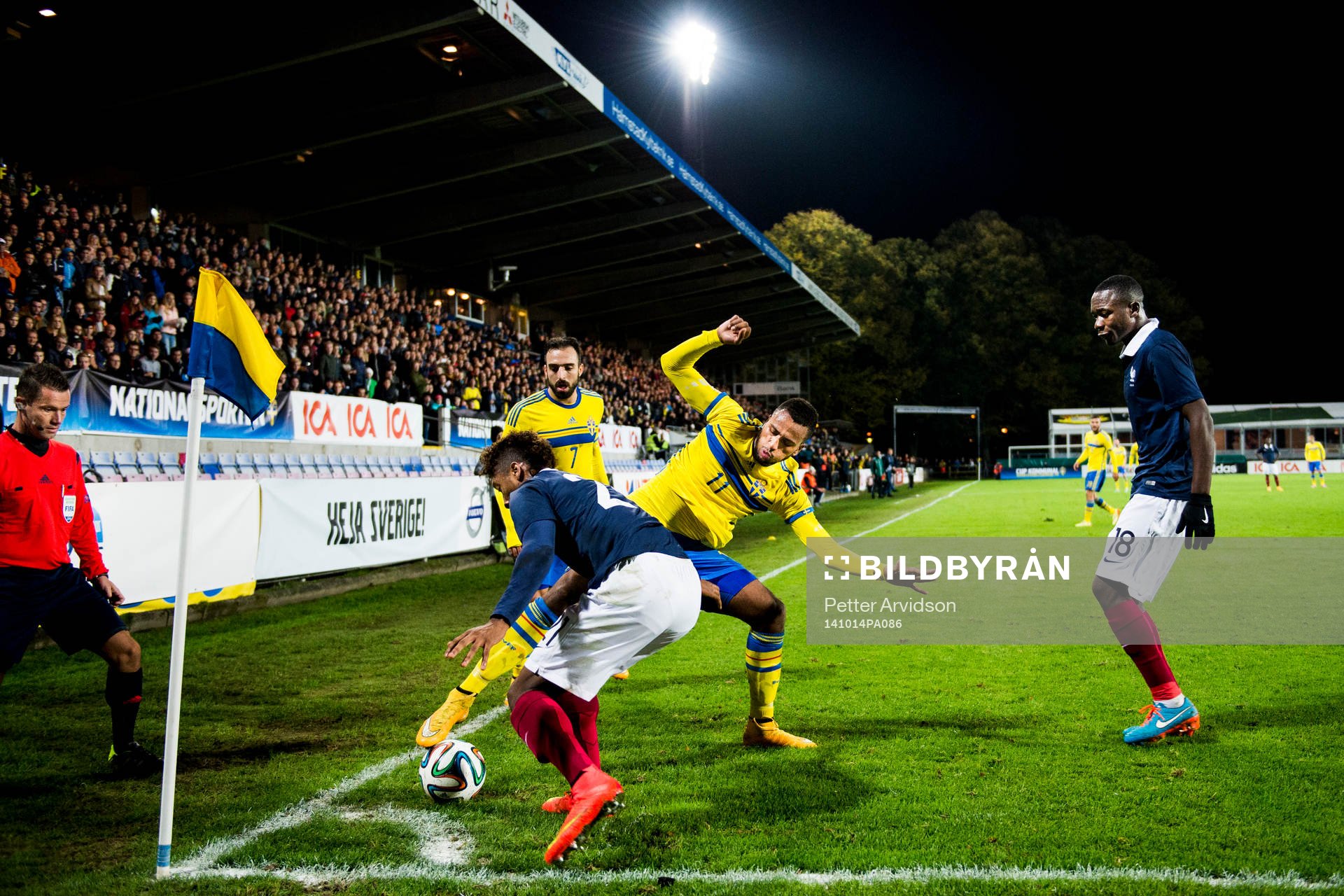 Sveriges Isaac Kiese Thelin kämpar nere vid hörnflaggan