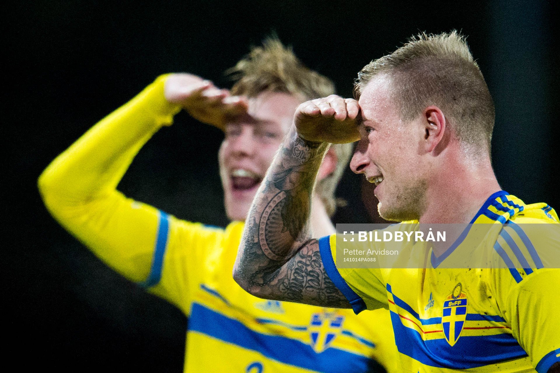 Sveriges John Guidetti och Emil Krafth jublar med