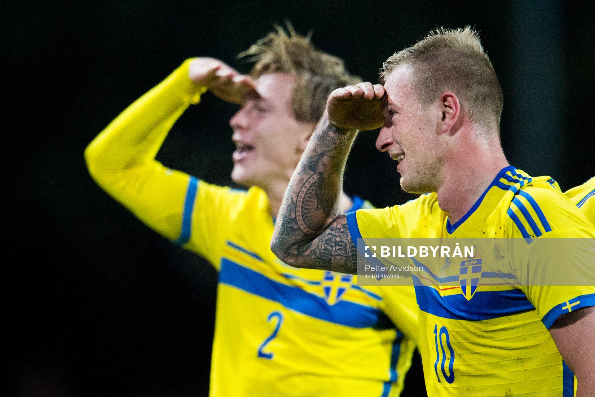 Sveriges John Guidetti och Emil Krafth jublar med