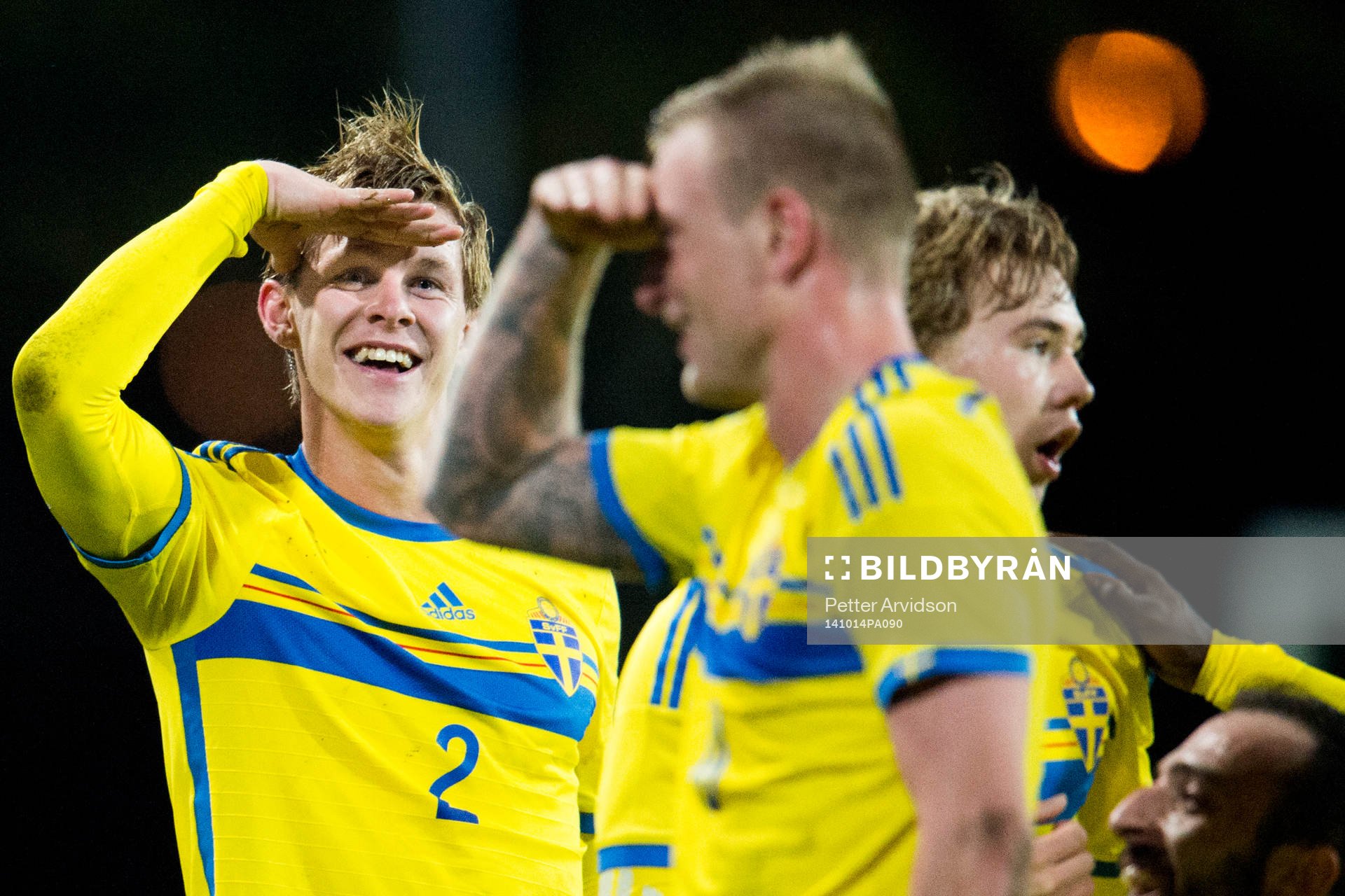 Sveriges Emil Krafth och John Guidetti  jublar med