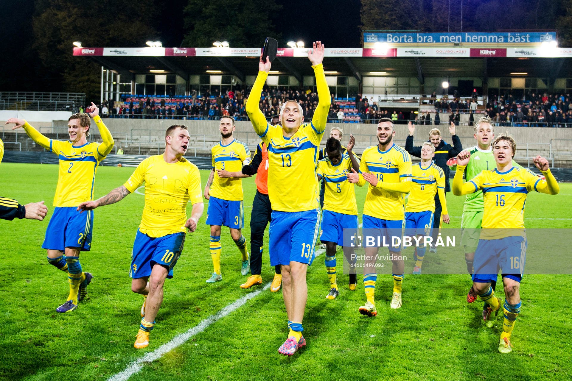 Sveriges Victor Nilsson Lindelöf (m) och övriga spelare