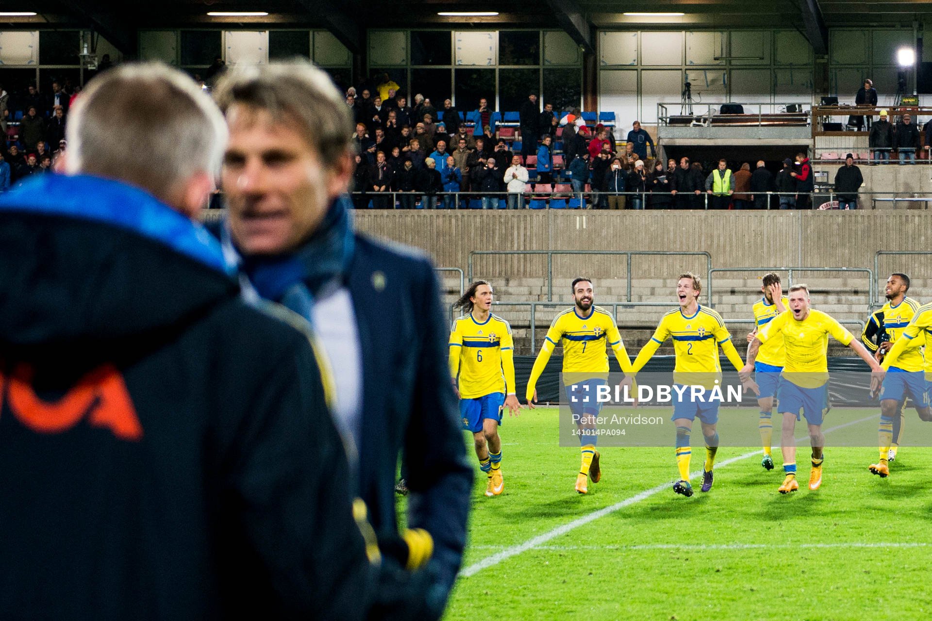 Sveriges spelare jublar och förbundskapten Håkan Ericson