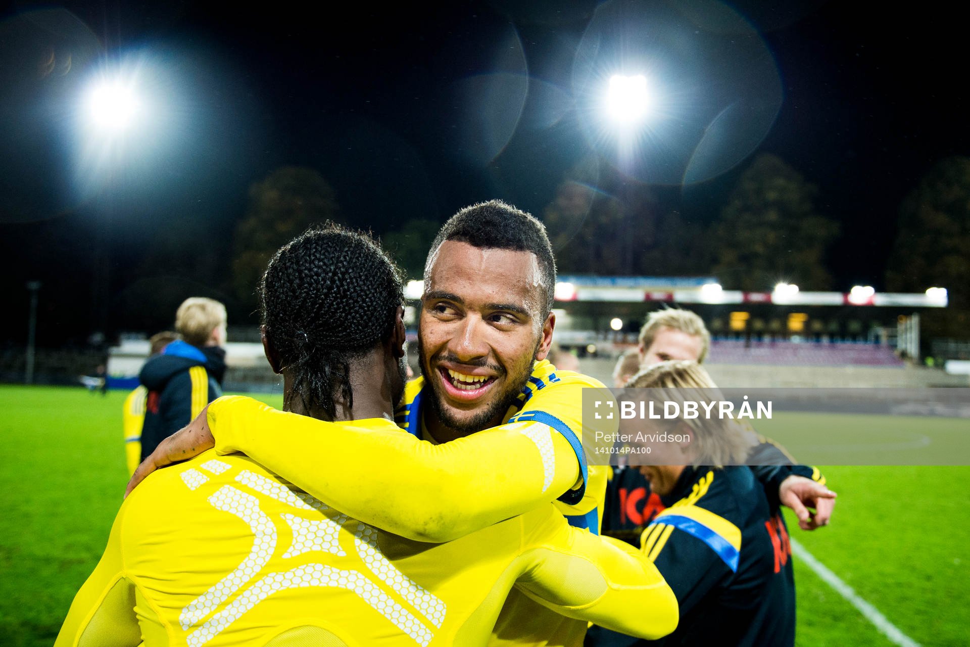 Sveriges Isaac Kiese Thelin får en kram
