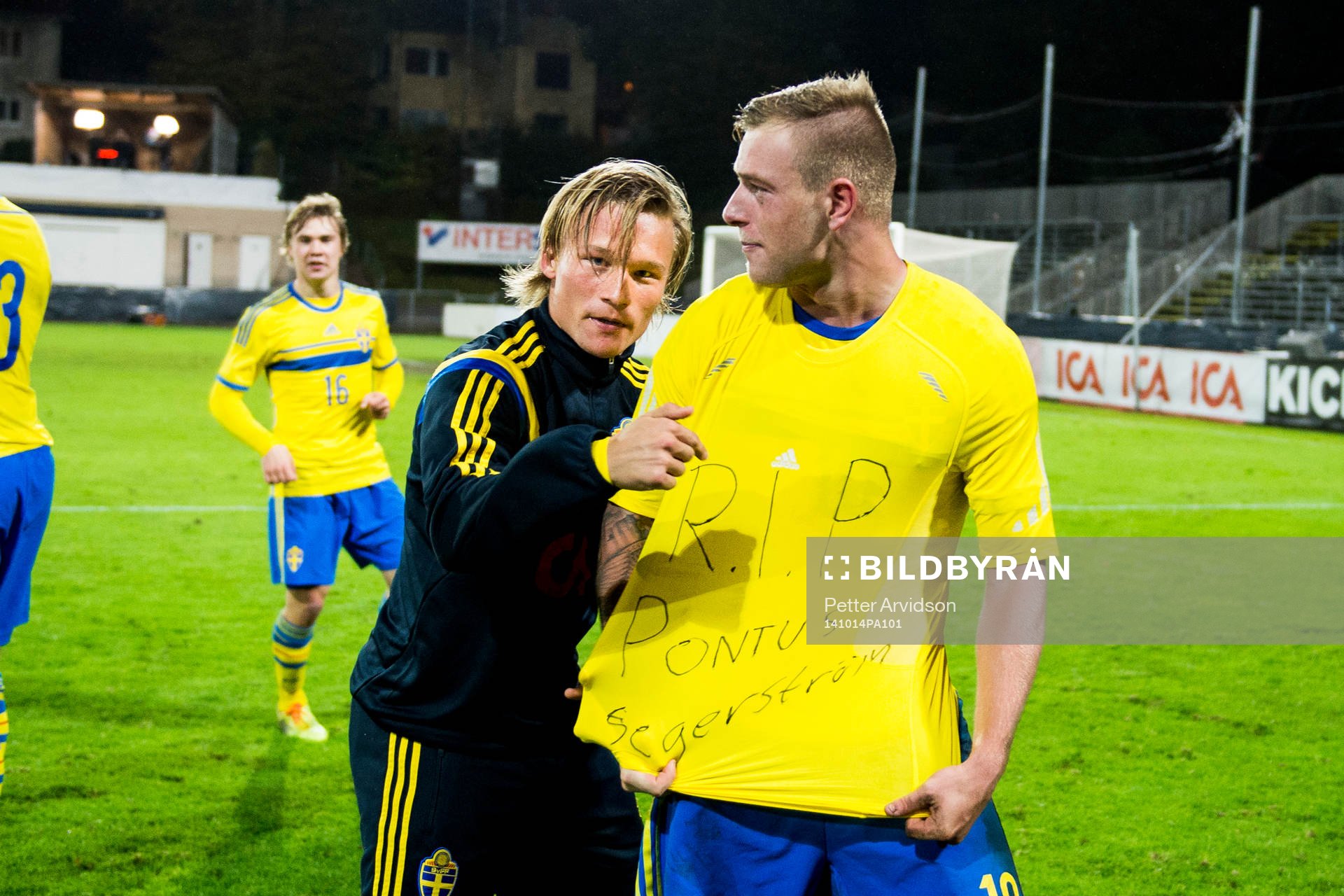 Sveriges Nicklas Bärkroth och John Guidetti med en tröja