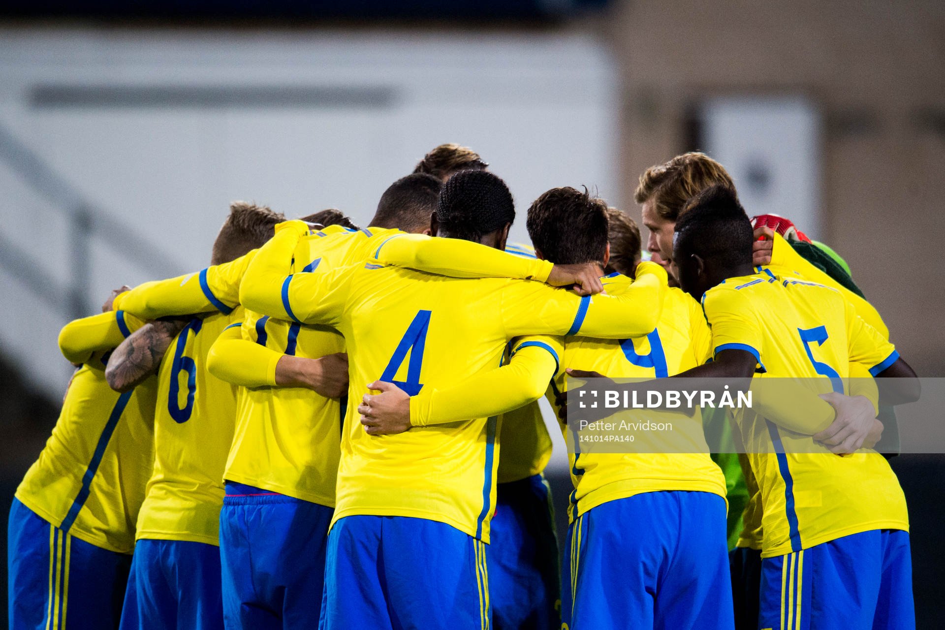Sveriges spelare samlas i en ring inför fotbollsmatchen i kvalet till EM för U21 mellan Sverige och Frankrike den 14 oktober 2014 i Halmstad.